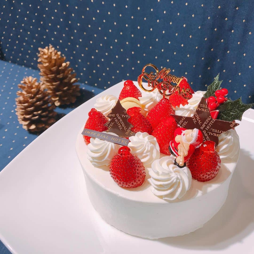 白井ゆかりさんのインスタグラム写真 - (白井ゆかりInstagram)「ひと足お先にクリスマスケーキを😋🎄﻿ ﻿ #帝国ホテル大阪 のクリスマスケーキ試食会へご招待いただきました。﻿ ﻿ 今年のスペシャルケーキ、24cm四方(！)のノエル・ブランは、﻿ 下段に白いオペラ、中段にショートケーキ、トップにはモンブランの豪華すぎるケーキでした✨﻿ ﻿ 大人数でのクリスマスパーティをご予定の方は是非🎉﻿ ﻿ ﻿ その他のホールケーキは、﻿ 王道ショートケーキをはじめ、﻿ ミルフィーユ、ガトーショコラ、ブッシュドノエルと大人気が勢揃い🎂﻿ ﻿ どれもとっても美味しいけれど、私の一押しはブッシュドノエル！！﻿ 生クリームではなく、コーヒーとキャラメルの香るふんわりと軽いバタークリームで作られていて、バタークリーム好きとしてはたまらない一品🥺💕﻿ ﻿ ﻿ ホールケーキは予約が必要ですが、小さなサイズの可愛いプティガトーは12月20日〜25日に店頭販売で買えるそうです🧁﻿ ﻿ プティガトーの中では、私はホワイトチョコムースの「シェミニー」がお気に入り！﻿ ﻿ ﻿ その他、シュトーレンやクグロフは12月1日〜店頭販売だそう。﻿ 日持ちするのでクリスマスシーズン近くの贈り物にオススメです🎁﻿ ﻿ ﻿ ﻿ 今年のクリスマスケーキはどれにしよう。。♡﻿ ﻿ ﻿ ﻿ ﻿ 【クリスマスケーキ予約受付期間】﻿ 11月1日(金)〜12月13日(金)﻿ 11:00〜20:00﻿ オンライン・電話・店頭にて受付。﻿ ﻿ ※11月1日〜30日の期間は、オンラインショップでのみ、優待料金での予約が可能だそうです！﻿ ☝️帝国ホテルの会員サービス「マイインペリアル」に登録すると、優待価格になるキャンペーンコードがもらえます。 ﻿ ﻿ 【予約したケーキのお渡し期間と場所】﻿ 12月20日(金)〜12月25(水)﻿ 11:00〜20:00﻿ 帝国ホテル大阪1階ザ・パークのテイクアウトコーナー﻿ ﻿ ﻿ ﻿ ﻿ #帝国ホテル #imperialhotel #imperialhotelosaka #クリスマスケーキ #クリスマス2019 #クリスマスケーキ2019 #クリスマスパーティ #christmascake #ノエルブラン」10月6日 22時00分 - yukarealestate