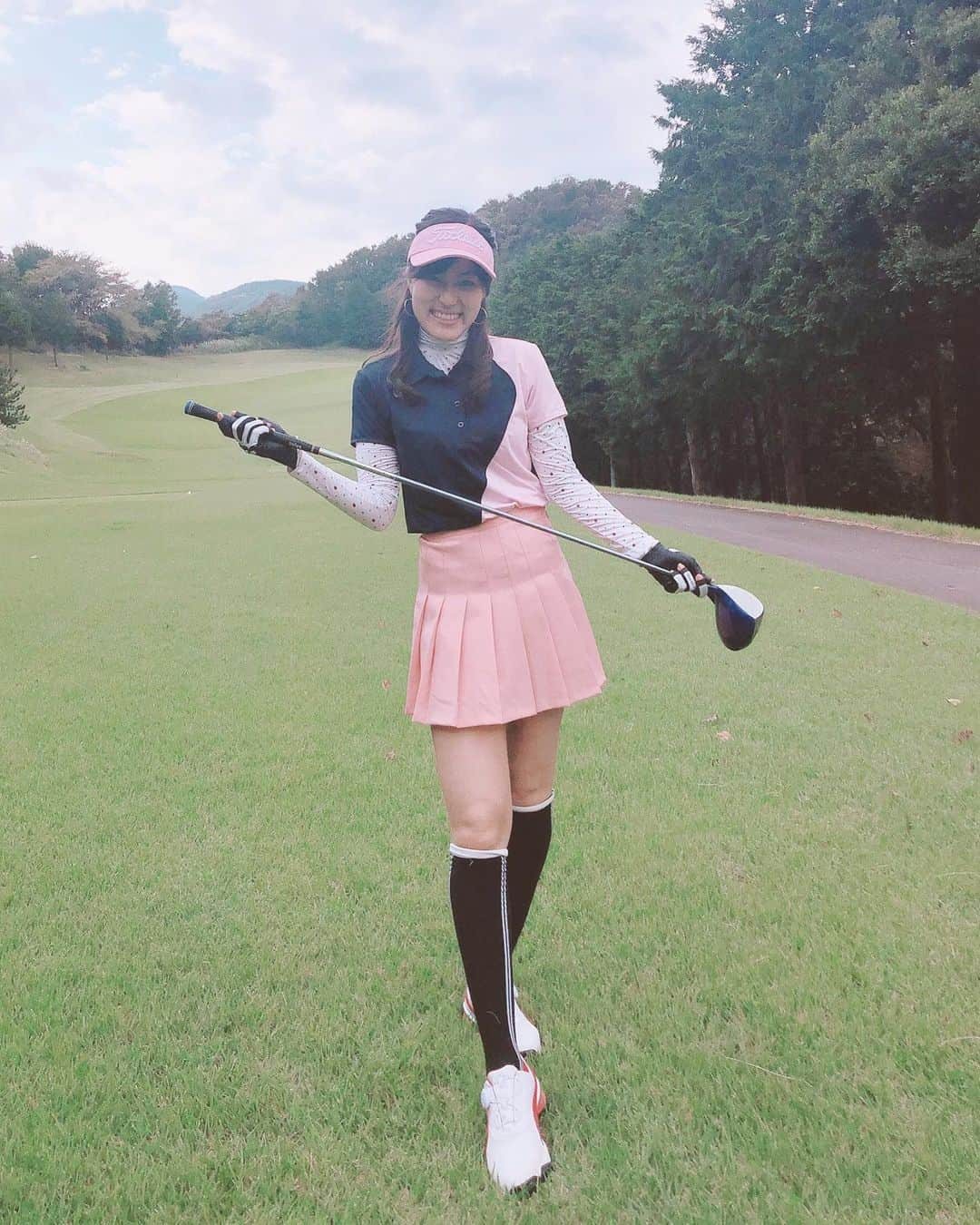 竹内里奈さんのインスタグラム写真 - (竹内里奈Instagram)「⛳️きょうは、久しぶりのgolf🏌️‍♀️ ゴルフの季節秋なので、 今のうちにたくさんラウンドしようと思って🤗 少〜しづつ、ベストスコアを更新✨ まだまだ下手だけど、レッスンの成果が🥰  インナーは、韓国のゴルフブランドMIICのプレゼント💝 着心地が良くて、動きやすいから◎  #ゴルフの季節 #ゴルフ女子 #ゴルフ好きな人と繋がりたい  #miic #タイトリスト  #ゴルフコーデ #アナウンサー #フリーアナウンサー #竹内里奈」10月6日 22時02分 - rina.takeuch