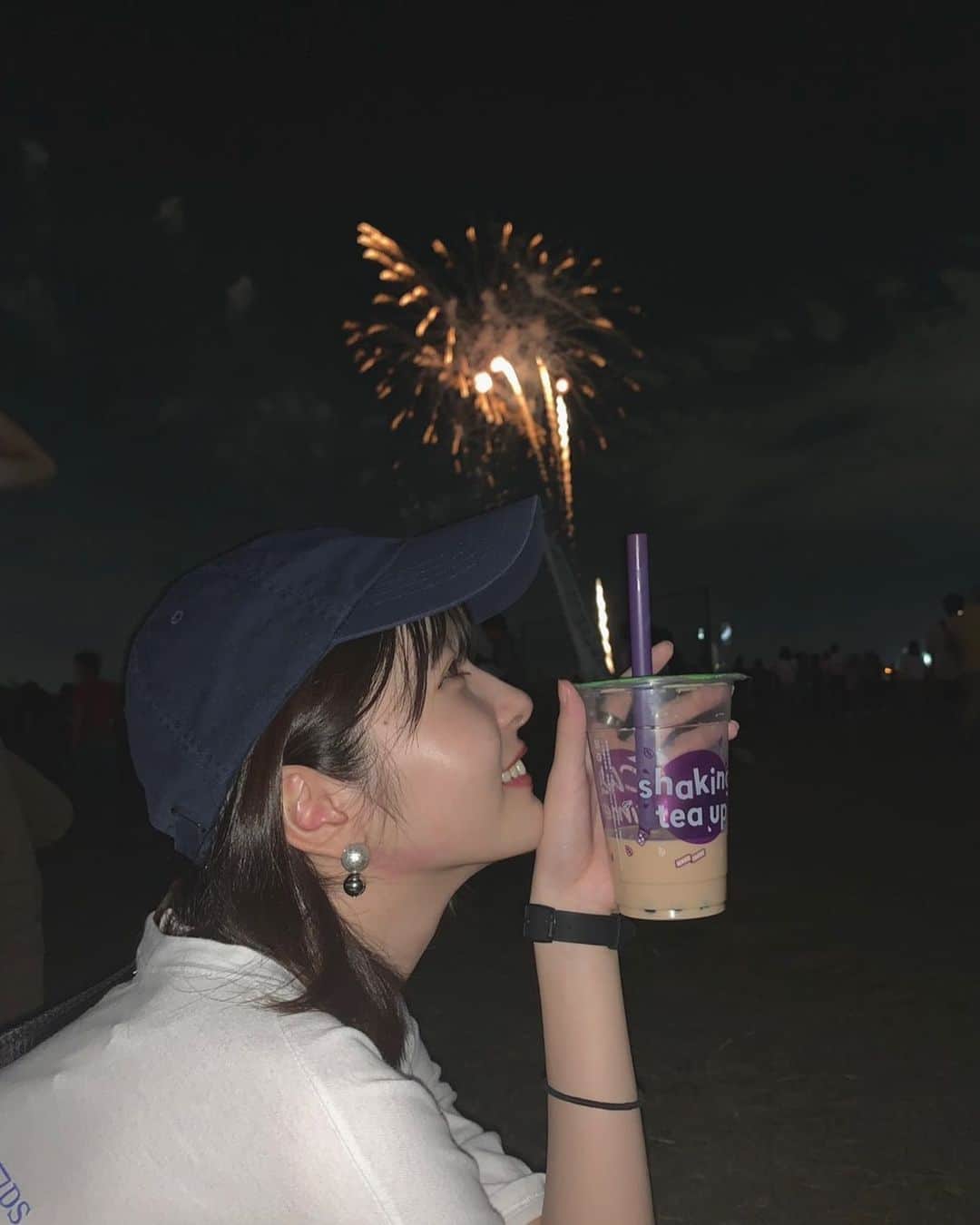 のインスタグラム：「. 多分今年最後の花火大会行ってきたよう🎆 耳の下蚊に刺された＾＾ 今も痒いです‼︎」