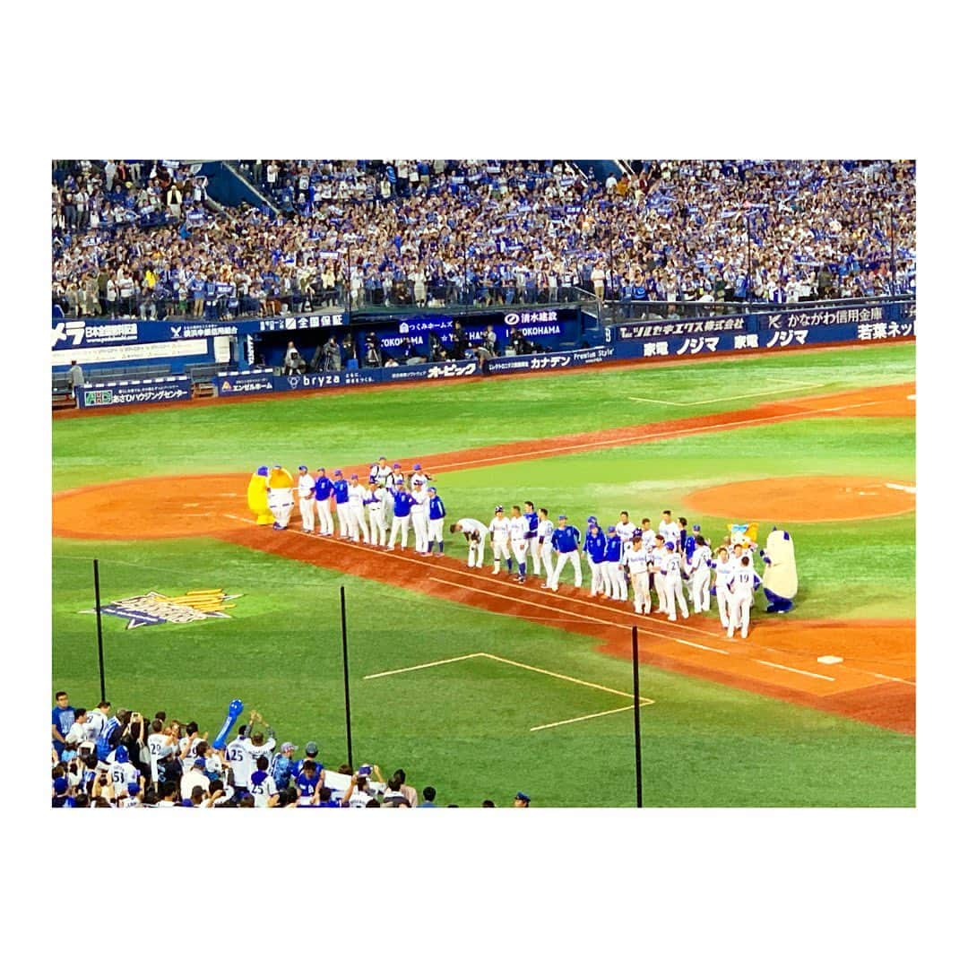 杜野まこさんのインスタグラム写真 - (杜野まこInstagram)「#baystars #横浜denaベイスターズ  #ハマスタ #CSファーストステージ #勝った #33 #乙坂智 選手 #第1号 #サヨナラ2ラン #初のサヨナラホームラン ＊ #佐藤琴菜 ちゃんと🌟 ＊ ＊ それはそれは不思議な試合。 それはそれは気持ちワチャワチャする試合。  1アウト取っただけで9回表？というくらいに沸く歓声。 はしゃいでハイタッチしたり ハラハラしたり ぐったりしたり ふくらませた風船しぼませたり とにかく気力が必要だった試合を ドラマティックに 代打:乙坂智選手が(╥Д╥ )  情熱の火が 我が道を照らしてくれた。 ＊ 横浜の誇り胸に抱いて道を切り開いてくれた。 ＊ ありがとうございます！！ #全員野球  #明日も勝ちたい #行くぞ東京ドーム」10月6日 22時14分 - makomorino