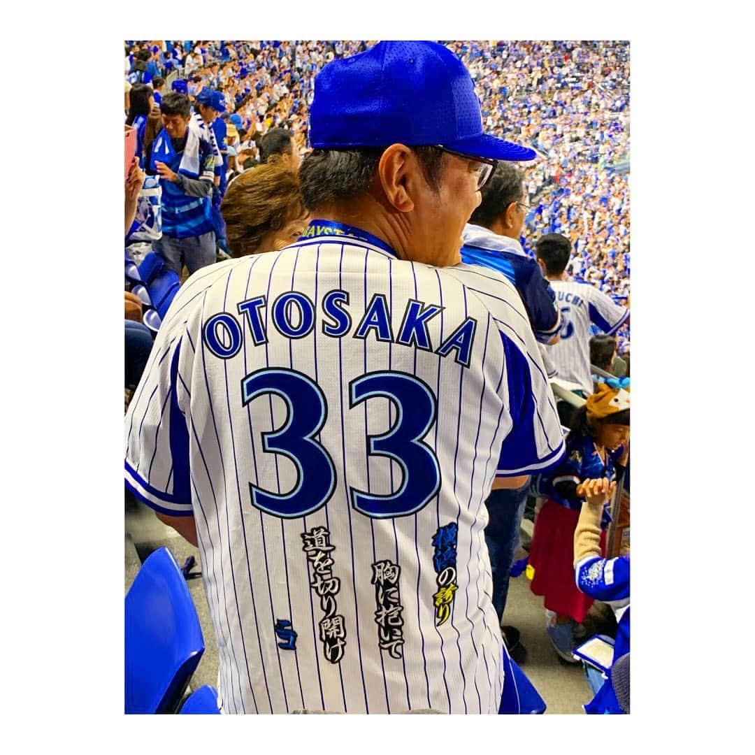 杜野まこさんのインスタグラム写真 - (杜野まこInstagram)「#baystars #横浜denaベイスターズ  #ハマスタ #CSファーストステージ #勝った #33 #乙坂智 選手 #第1号 #サヨナラ2ラン #初のサヨナラホームラン ＊ #佐藤琴菜 ちゃんと🌟 ＊ ＊ それはそれは不思議な試合。 それはそれは気持ちワチャワチャする試合。  1アウト取っただけで9回表？というくらいに沸く歓声。 はしゃいでハイタッチしたり ハラハラしたり ぐったりしたり ふくらませた風船しぼませたり とにかく気力が必要だった試合を ドラマティックに 代打:乙坂智選手が(╥Д╥ )  情熱の火が 我が道を照らしてくれた。 ＊ 横浜の誇り胸に抱いて道を切り開いてくれた。 ＊ ありがとうございます！！ #全員野球  #明日も勝ちたい #行くぞ東京ドーム」10月6日 22時14分 - makomorino