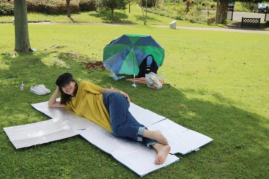 吉田明世さんのインスタグラム写真 - (吉田明世Instagram)「お家の庭に咲いていたお花です。 娘が私の耳にかけてくれて 愛おしいなぁとしみじみ🌼 ながーい滑り台に大興奮の娘。(と私。) そりゃあもう 何度も何度も滑りました🤡 芝生が気持ち良すぎて いつまでもゴロンとしていたかったです😪 最近ますますおしゃべりが上手になってきたので、 変なことは言えません🤭❤️ 9月後半はに母の手術入院と 新番組スタートが重なったりと なんだかバタバタとしていましたが、 ようやくいろんなことが落ち着き リフレッシュできた週末でした！ 明日からまた、TOKYO FMのTHE TRAD よろしくお願いします🎧 #thetrad #tokyofm #明日は #稲垣吾郎店長です🙌」10月6日 22時09分 - akiyo0414