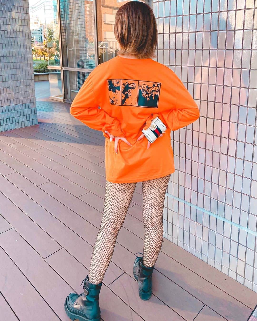 みきでりさんのインスタグラム写真 - (みきでりInstagram)「念願のオレンジTを着たよ🍊🧡 お気に入りのサイト👉 @beep_ss 前はシンプルに文字が入ってて 背中にはユニークな絵が😳💡 秋服がなさすぎるから 羽織れるパーカーも買った！！！ 黒のブーツは @jeanasis_official ❤︎ ㅤ ㅤ ㅤ ㅤ ㅤ ㅤ ㅤ ㅤ #beepsheepshamp #韓国ファッション#オレンジカラー #韓国通販#ストリートファッション #ストリート系女子 #ショートヘア#ショートカット#ショートボブ#ショート#ショート女子 #カジュアルコーデ #tシャツ#スポーティーコーデ#網タイツ#ブーツ#外ハネボブ #赤リップ#チビコーデ #韓国ファッション通販 #ファッション通販 #カフェ#コーデ#オーバーサイズ #インフルエンサー#jeanasis #秋服」10月6日 22時19分 - mikidelicious