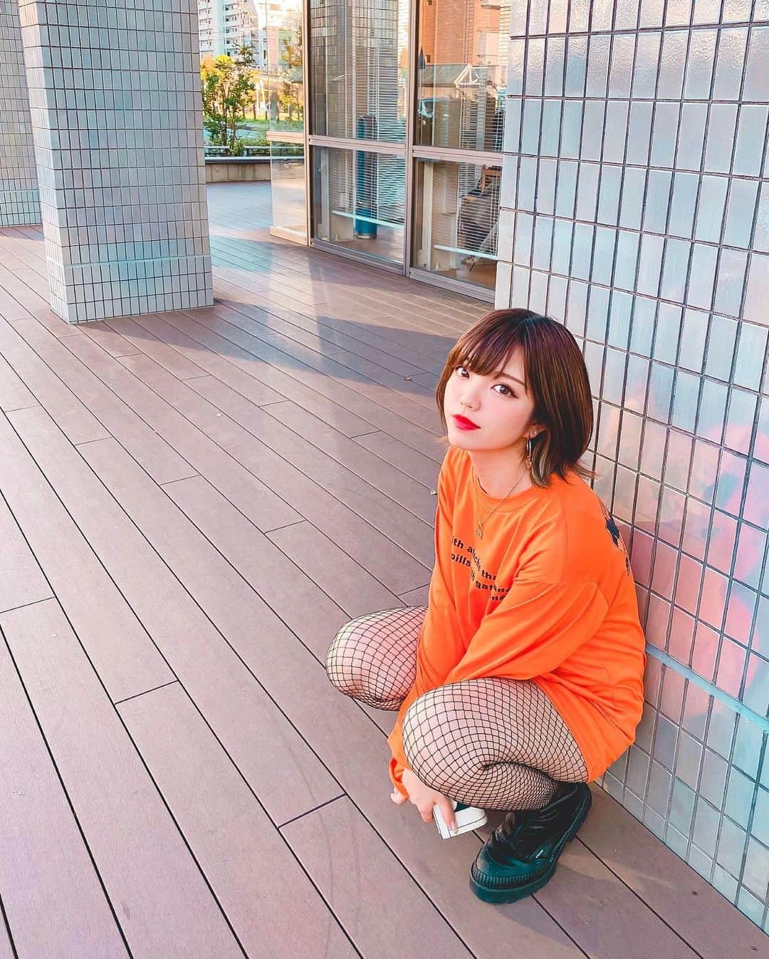 みきでりさんのインスタグラム写真 - (みきでりInstagram)「念願のオレンジTを着たよ🍊🧡 お気に入りのサイト👉 @beep_ss 前はシンプルに文字が入ってて 背中にはユニークな絵が😳💡 秋服がなさすぎるから 羽織れるパーカーも買った！！！ 黒のブーツは @jeanasis_official ❤︎ ㅤ ㅤ ㅤ ㅤ ㅤ ㅤ ㅤ ㅤ #beepsheepshamp #韓国ファッション#オレンジカラー #韓国通販#ストリートファッション #ストリート系女子 #ショートヘア#ショートカット#ショートボブ#ショート#ショート女子 #カジュアルコーデ #tシャツ#スポーティーコーデ#網タイツ#ブーツ#外ハネボブ #赤リップ#チビコーデ #韓国ファッション通販 #ファッション通販 #カフェ#コーデ#オーバーサイズ #インフルエンサー#jeanasis #秋服」10月6日 22時19分 - mikidelicious