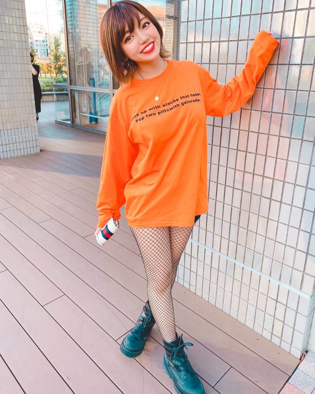 みきでりさんのインスタグラム写真 - (みきでりInstagram)「念願のオレンジTを着たよ🍊🧡 お気に入りのサイト👉 @beep_ss 前はシンプルに文字が入ってて 背中にはユニークな絵が😳💡 秋服がなさすぎるから 羽織れるパーカーも買った！！！ 黒のブーツは @jeanasis_official ❤︎ ㅤ ㅤ ㅤ ㅤ ㅤ ㅤ ㅤ ㅤ #beepsheepshamp #韓国ファッション#オレンジカラー #韓国通販#ストリートファッション #ストリート系女子 #ショートヘア#ショートカット#ショートボブ#ショート#ショート女子 #カジュアルコーデ #tシャツ#スポーティーコーデ#網タイツ#ブーツ#外ハネボブ #赤リップ#チビコーデ #韓国ファッション通販 #ファッション通販 #カフェ#コーデ#オーバーサイズ #インフルエンサー#jeanasis #秋服」10月6日 22時19分 - mikidelicious