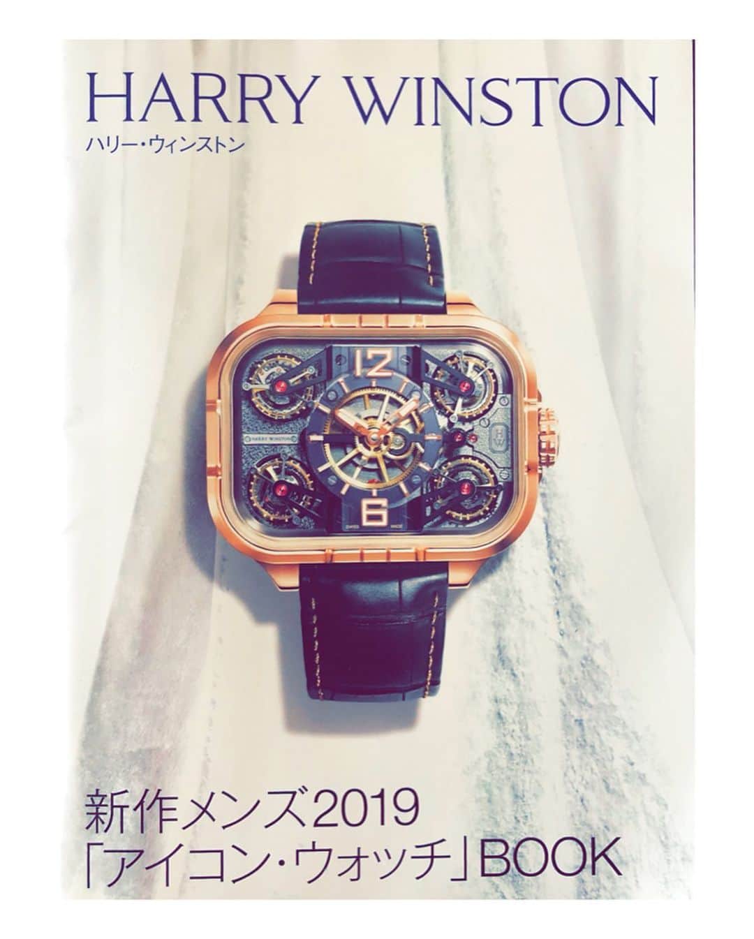 幸太さんのインスタグラム写真 - (幸太Instagram)「New released HARRY WINSTON ﻿ 「 icon watch 」catalog of 2019 ﻿ ﻿ ﻿ やっと届きました〜‼️ ﻿ 楽しみにしてたハリーウィンストンの2019年新作BOOKの上がり‼️ ﻿ ﻿ ﻿ いつもとはちょっと違う…高級感漂う幸太に仕上げて頂きました🙏﻿ ﻿ Women’s は、﻿ 現場では一瞬だけでしたが、久しぶりに会えた﻿ いつも明るくて綺麗な @rina_karina0417 ちゃん﻿ ﻿ ﻿ 高級時計を付けて、素敵なスタッフ達と少しピリッとした撮影…﻿ そういうのも嫌いじゃないです😙 ﻿ ﻿ ﻿ 丁度、この撮影は怒涛のタイ🇹🇭撮影から帰国した次の日…とかだったかなぁ﻿ 少しゲッソリしてましたが、この撮影まで集中力全開で臨めたから丁度良かった👍﻿ ﻿ ﻿ 是非、ハリーウィンストン各店でチェックして下さいねー﻿ #harrywinston #watch #luxurystyle #campaign #fashion #mensmodel #asianmodel #asianactor ﻿ #ハリーウィンストン #新作カタログ #ラグジュアリーブランド #時計 #ハイブランドコーデ #モデル #メンズモデル #俳優 #男模特 #男演員 #남성모델  #남자배우 ﻿ #幸太を探せ ﻿」10月7日 9時18分 - kotawave