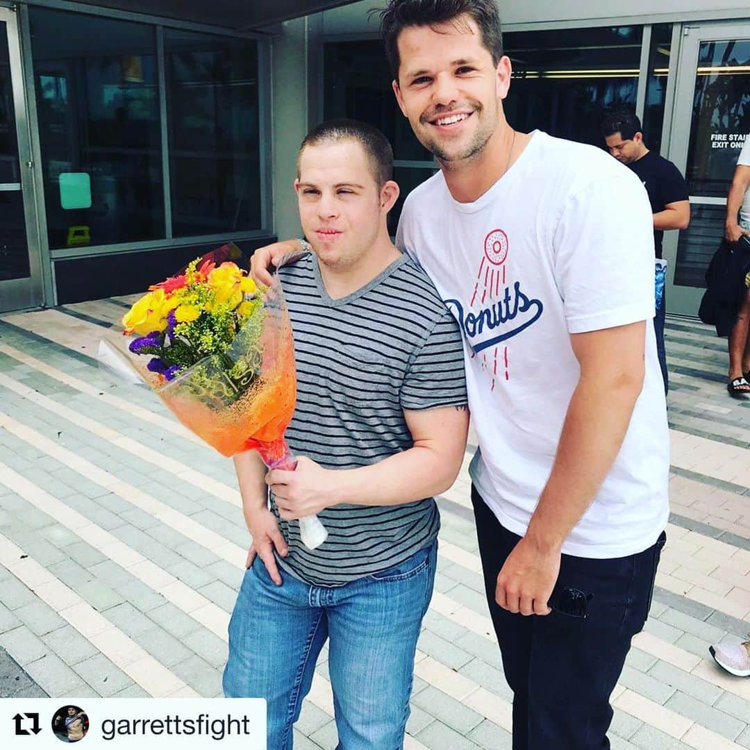 マックス・カーバーのインスタグラム：「#Repost @garrettsfight ・・・ It's @garrettsfight 30th #birthday and @MaxCaver is giving #Gmoneychamp a present⠀ and you can join in! Get a personalized #video from the #TeenWolf star for you or anybody you know.⠀ Max is such a great friend for donating 100% of the proceeds to help support Garrett's Fight Foundation.⠀ Max knows first hand how much training help others stay healthy and fit.⠀ Click the Link support a great cause and get an awesome video ⠀ http://bit.ly/2lWAgd1 ⠀ #DownSyndrome #PeanutButterFalcon #fitness #FitnessModel #SpecialOlympics #RevolutionInclusion #choosetoinclude #specialneedsfitness #Downsyndromerocks #specialneedsfitnesscoach @TimShriver  @_Debruh @brownbearC」