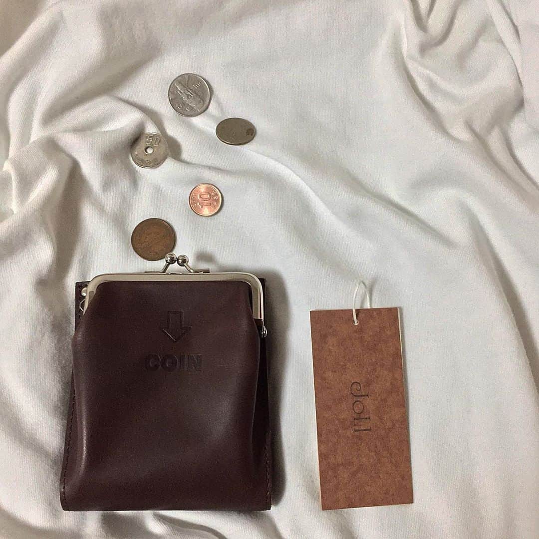 MERYさんのインスタグラム写真 - (MERYInstagram)「. 個性的でお洒落な財布をお探しなら、『Joli（ジョリ） @joli_all_leather_items 』がオススメ。さりげなくデザインされた文字やイラストにも遊び心があり、みんなの目を引きそうなお洒落な財布です。Joliでは革の財布をはじめ、様々な革製品が販売されているのでぜひチェックしてみてくださいね。 . MERYでは他にも「かわいい」に近づくさまざまな情報を発信しています。 @mery.beauty コスメ・美容に特化した情報をお届け♡ @mery_spot 話題のカフェやお出かけスポットをご紹介！ こちらもぜひチェックしてみてください！ . . photo by @_qgoy . #MERY #regram #instagram #photogenic #instagood #instalike #joli #leather #wallet #item #fashion #ootd #ジョリ #革 #本革 #レザー #革小物 #財布 #がま口財布 #がま口 #革財布 #ミニ財布 #ウォレット #ファッション #置き画倶楽部 #置き画クラブ #置き画 #お洒落さんと繋がりたい #MERY女子 #メリー」10月7日 8時00分 - mery.jp