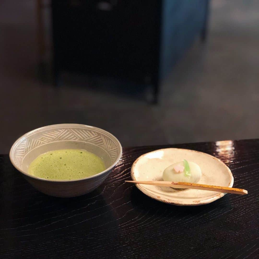 岡田育さんのインスタグラム写真 - (岡田育Instagram)「Intermission. This is not a part of Aichi Triennale 2019, yet Toyota museum has two beautiful annexes. One is a traditional tea ceremony house named “Douji-en” (having a calm $3 tea break), another is a Takahashi Setsuro Gallery with his japanese lacquer artpieces. #豊田市美術館 #toyotamunicipalmuseumofart  #doujien #setsurotakahashi #japaneseteaceremony #teabreak #chashitsu #茶室 #japaneselacquer #漆芸 #谷口吉生 #yoshiotaniguchi . . #あいちトリエンナーレ 観に来た人は結構スキップしてしまうかもしれないが、 #童子園 と #高橋節郎館 が存外に良くて長居してしまった！ やー、豊田市、豊か……電車の駅はショボいのに笑、クルマ由来トヨタぢからによる、圧倒的な文化度の高さを見ましたよ……。」10月7日 7時59分 - okadaic