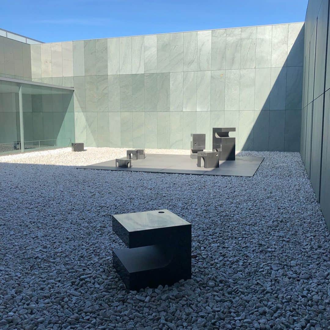 岡田育さんのインスタグラム写真 - (岡田育Instagram)「Intermission. This is not a part of Aichi Triennale 2019, yet Toyota museum has two beautiful annexes. One is a traditional tea ceremony house named “Douji-en” (having a calm $3 tea break), another is a Takahashi Setsuro Gallery with his japanese lacquer artpieces. #豊田市美術館 #toyotamunicipalmuseumofart  #doujien #setsurotakahashi #japaneseteaceremony #teabreak #chashitsu #茶室 #japaneselacquer #漆芸 #谷口吉生 #yoshiotaniguchi . . #あいちトリエンナーレ 観に来た人は結構スキップしてしまうかもしれないが、 #童子園 と #高橋節郎館 が存外に良くて長居してしまった！ やー、豊田市、豊か……電車の駅はショボいのに笑、クルマ由来トヨタぢからによる、圧倒的な文化度の高さを見ましたよ……。」10月7日 7時59分 - okadaic