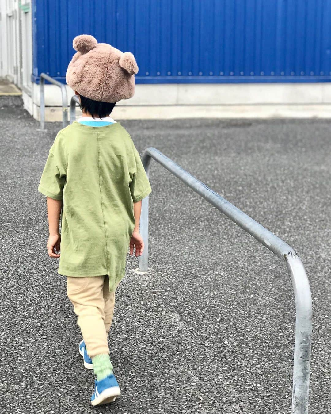 中道あすかさんのインスタグラム写真 - (中道あすかInstagram)「ほぺたろうお気に入りの、 くま耳🐻の#ファー帽 💓😍 . . #アンバサダー をさせていただいてる、 #パシオス のキッズコーナーで発見して 可愛いすぎて買っちゃったっ😆💓 . . ゴムなので、大人の私もかぶれたから 兼用中😘💓 . . 2つ前のpicで 私かぶってるんだけど、 耳が目立たないように 後ろ目にかぶったら 大人でも可愛いと思う❤️ →(@asuroom ) . . . あとね、 スワイプ最後にのせてるけど、 パシオスでリピ品の#スマホリング と、 ほぺたろうがハマってる #すみっこぐらし の #キーホルダー が売ってたから 買っちゃった😍💕 . . . . . ーーーーーーーー . ▼詳細 すみっこぐらしキーホルダー （品番2757182503) 帽子 (品番3357328801) スマホリング (品番3370106902) ーーーーーーーー . . . . ※勝手に【#パシオスコーデ部 】はじめました❤w パシオス仲間の入部お待ちしてますっ☺❤← . . 【パシオス公式アカウント】 →(@paseos_official ) . . . . #パシパト#パシオス購入品#パシオスパトロール#paseos #お洒落さんと繋がりたい #おしゃれさんと繋がりたい #プチプラコーデ#ママファッション#ママ#男の子ママ#mamagirl#mineby3mootd #ponte_fashion#PR#パシオスコーデ#大人カジュアルコーデ #シンプルコーデ #着まわしコーデ#着回し#ママリファッション#キッズコーデ#キッズコーデ男の子」10月7日 8時09分 - asuroom