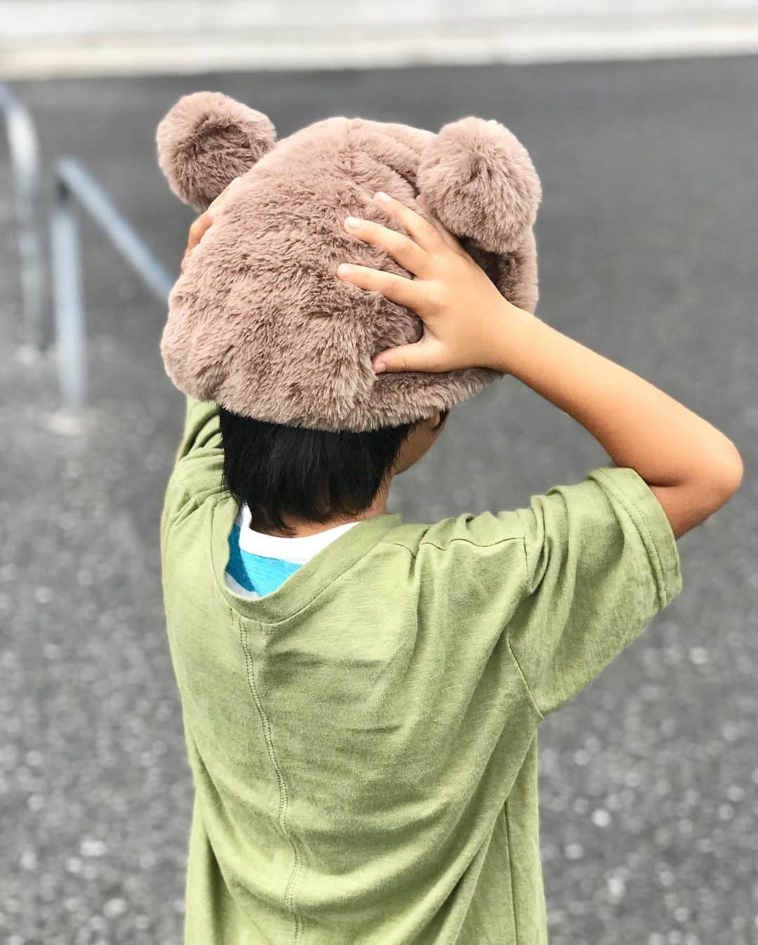 中道あすかさんのインスタグラム写真 - (中道あすかInstagram)「ほぺたろうお気に入りの、 くま耳🐻の#ファー帽 💓😍 . . #アンバサダー をさせていただいてる、 #パシオス のキッズコーナーで発見して 可愛いすぎて買っちゃったっ😆💓 . . ゴムなので、大人の私もかぶれたから 兼用中😘💓 . . 2つ前のpicで 私かぶってるんだけど、 耳が目立たないように 後ろ目にかぶったら 大人でも可愛いと思う❤️ →(@asuroom ) . . . あとね、 スワイプ最後にのせてるけど、 パシオスでリピ品の#スマホリング と、 ほぺたろうがハマってる #すみっこぐらし の #キーホルダー が売ってたから 買っちゃった😍💕 . . . . . ーーーーーーーー . ▼詳細 すみっこぐらしキーホルダー （品番2757182503) 帽子 (品番3357328801) スマホリング (品番3370106902) ーーーーーーーー . . . . ※勝手に【#パシオスコーデ部 】はじめました❤w パシオス仲間の入部お待ちしてますっ☺❤← . . 【パシオス公式アカウント】 →(@paseos_official ) . . . . #パシパト#パシオス購入品#パシオスパトロール#paseos #お洒落さんと繋がりたい #おしゃれさんと繋がりたい #プチプラコーデ#ママファッション#ママ#男の子ママ#mamagirl#mineby3mootd #ponte_fashion#PR#パシオスコーデ#大人カジュアルコーデ #シンプルコーデ #着まわしコーデ#着回し#ママリファッション#キッズコーデ#キッズコーデ男の子」10月7日 8時09分 - asuroom