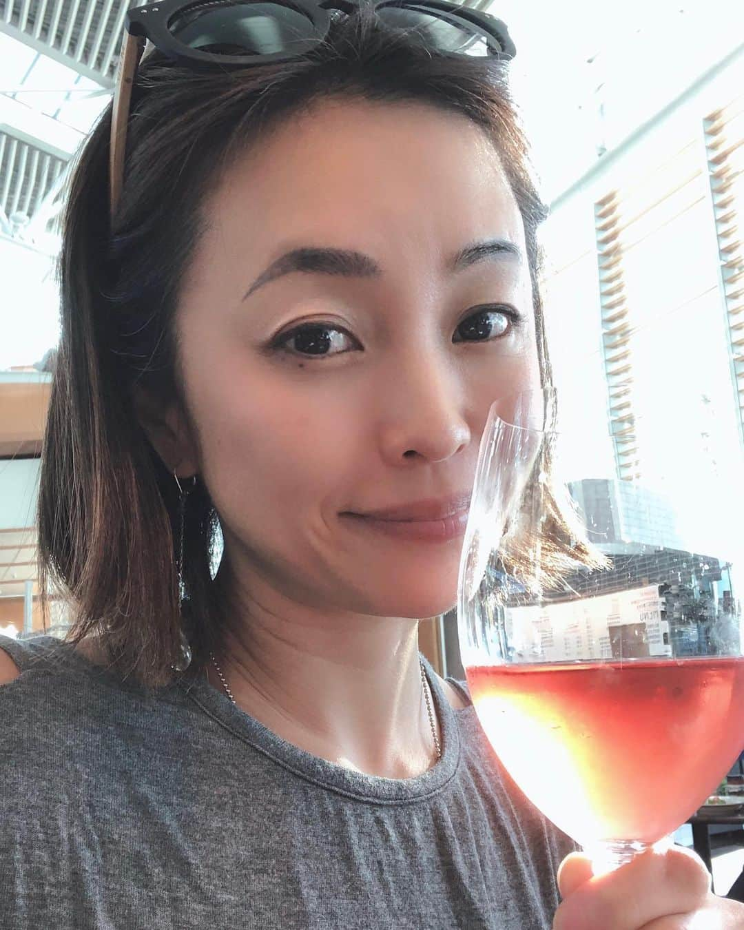 黒田愛美さんのインスタグラム写真 - (黒田愛美Instagram)「Treat to myself 🍷 って毎日飲んでるけどw #オレゴンのロゼ #rose #oregon #portland #ロゼ好き #オレゴンのロゼはなかなかイケてる 💕 #これからLA 🛩 #ポートランド空港はアメリカでランキング1位らしい #美容アンチエイジング専門医  #黒田愛美」10月7日 8時16分 - kurodaaimi