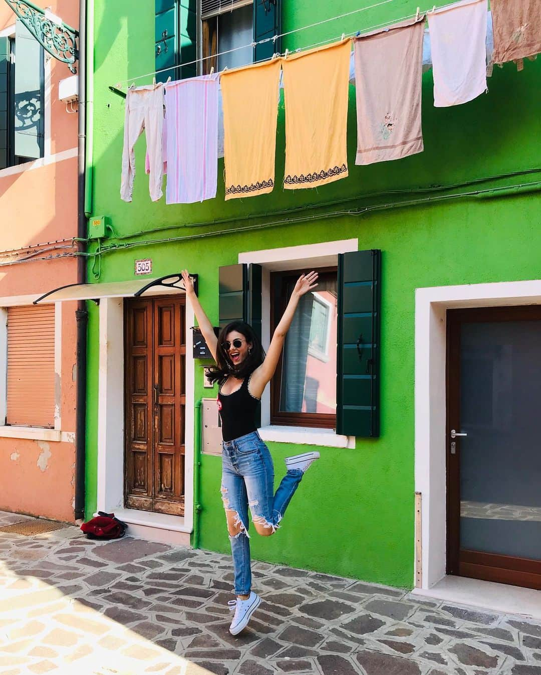 ヴィクトリア・ジャスティスさんのインスタグラム写真 - (ヴィクトリア・ジャスティスInstagram)「Burano, Burano, I love ya Burano! You’re only, an island, awayyyyyy 🎶 *sung to the tune of Tomorrow from Annie*  How is this place real?! The most colorful town in Europe 🎨. It’s a must see. 🌈」10月7日 8時23分 - victoriajustice