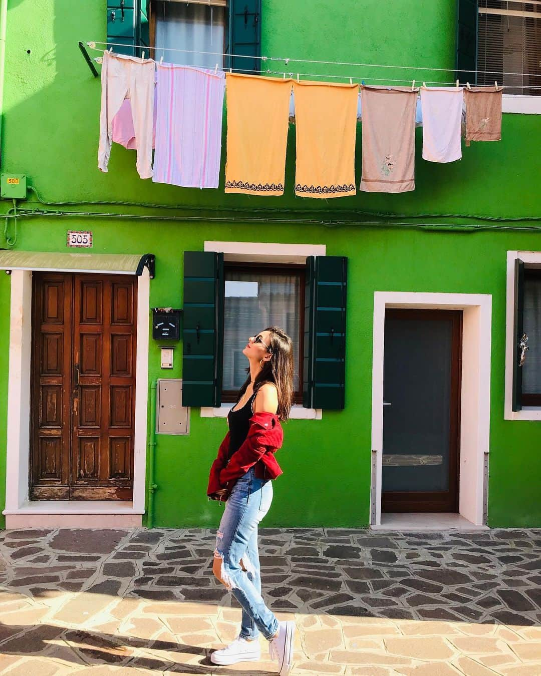 ヴィクトリア・ジャスティスさんのインスタグラム写真 - (ヴィクトリア・ジャスティスInstagram)「Burano, Burano, I love ya Burano! You’re only, an island, awayyyyyy 🎶 *sung to the tune of Tomorrow from Annie*  How is this place real?! The most colorful town in Europe 🎨. It’s a must see. 🌈」10月7日 8時23分 - victoriajustice