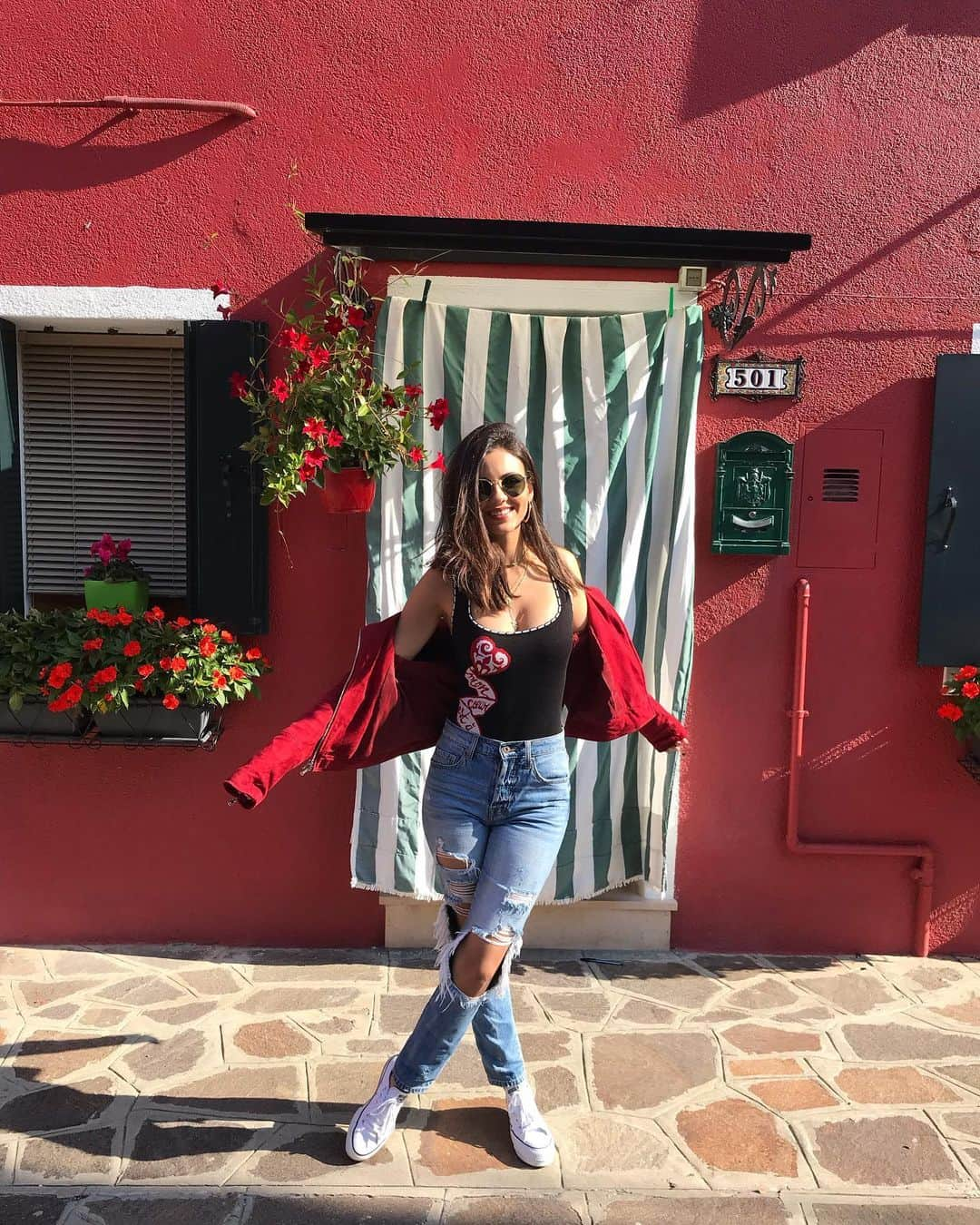 ヴィクトリア・ジャスティスさんのインスタグラム写真 - (ヴィクトリア・ジャスティスInstagram)「Burano, Burano, I love ya Burano! You’re only, an island, awayyyyyy 🎶 *sung to the tune of Tomorrow from Annie*  How is this place real?! The most colorful town in Europe 🎨. It’s a must see. 🌈」10月7日 8時23分 - victoriajustice