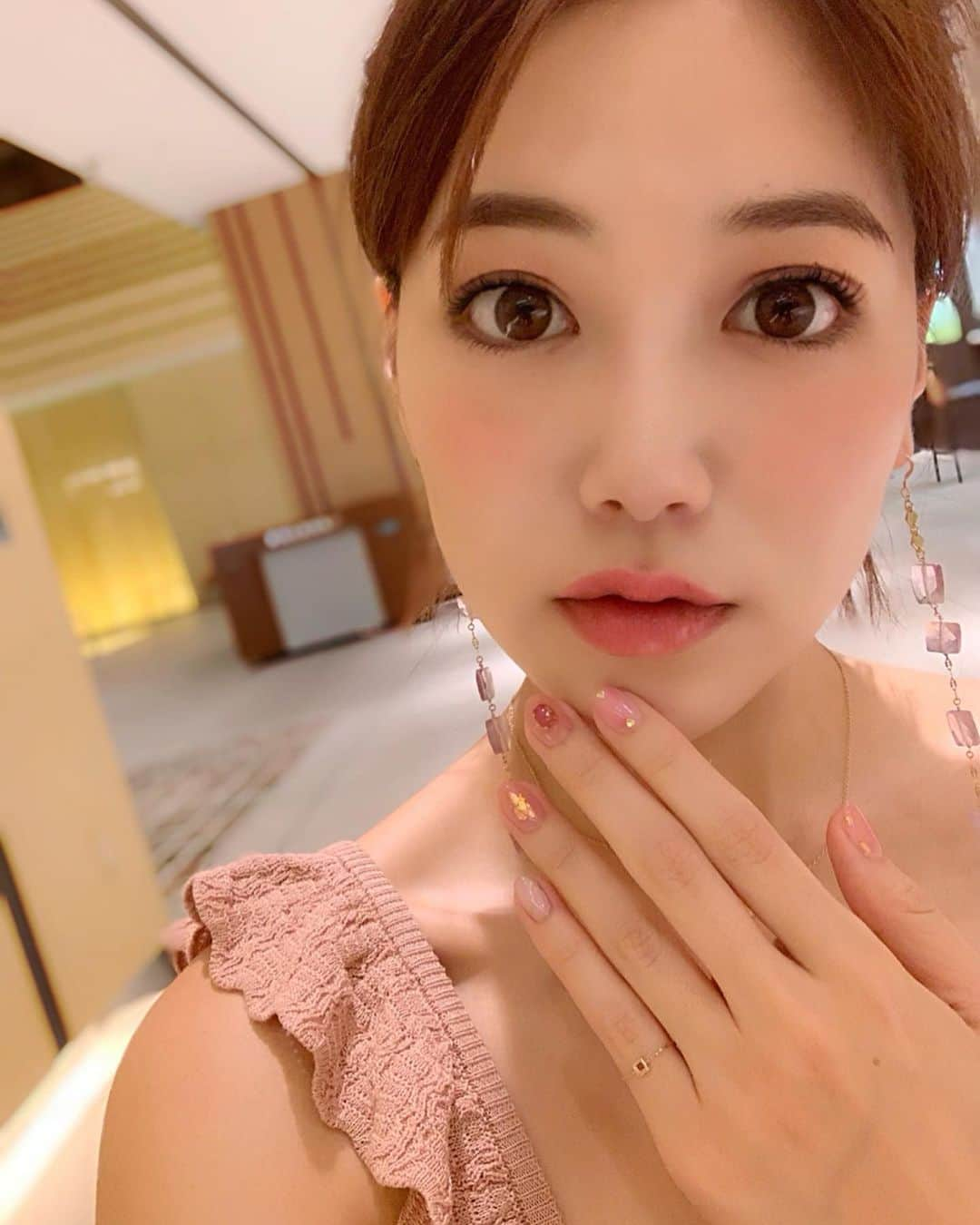 石井里奈さんのインスタグラム写真 - (石井里奈Instagram)「おはよん😊❤️ . newnail💅  @malvina.salon で私の誕生月の10月の誕生石、ピンクトルマリンをモチーフにした天然石ネイル☺️💕 . 恋愛運がアップするローズクォーツカラーでまたかわいいの🥰❤️ . @risa.malvina のオリジナルデザイン🤣本当毎回デザインおまかせで、こんなに可愛くしてくれてありがたい🤗💕 . @jupiterdaikanyama で見つけたピンクトルマリンのピンキーリングもお気に入り💅💕ぴったりでしょ？☺️ . 週末暑かったので @_ruruofficial_ のトップスでお出かけ😊🌹 . 今週も頑張っていきましょう🥰 . #誕生石 #天然石 #ピンクトルマリン #ローズクォーツ #ローズクォーツネイル #ネイル #ネイルデザイン #nail #nailistagram #ハンドネイル #ピンクネイル #ピンキーリング #ジェルネイル #ネイルアート #秋ネイル #10月 #october #10月ネイル #麻布十番 #ネイルサロン #pinkyring #ring #指輪 #jewelry #ジュエリー #アクセサリー #ハンドモデル #ピンク #accessories」10月7日 8時27分 - ri7tin1025