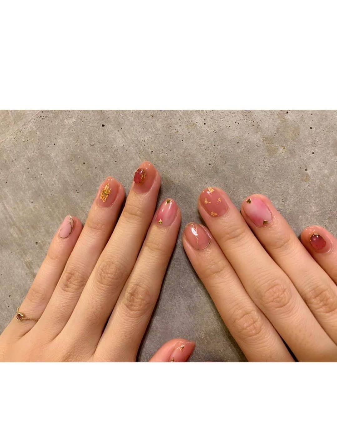 石井里奈さんのインスタグラム写真 - (石井里奈Instagram)「おはよん😊❤️ . newnail💅  @malvina.salon で私の誕生月の10月の誕生石、ピンクトルマリンをモチーフにした天然石ネイル☺️💕 . 恋愛運がアップするローズクォーツカラーでまたかわいいの🥰❤️ . @risa.malvina のオリジナルデザイン🤣本当毎回デザインおまかせで、こんなに可愛くしてくれてありがたい🤗💕 . @jupiterdaikanyama で見つけたピンクトルマリンのピンキーリングもお気に入り💅💕ぴったりでしょ？☺️ . 週末暑かったので @_ruruofficial_ のトップスでお出かけ😊🌹 . 今週も頑張っていきましょう🥰 . #誕生石 #天然石 #ピンクトルマリン #ローズクォーツ #ローズクォーツネイル #ネイル #ネイルデザイン #nail #nailistagram #ハンドネイル #ピンクネイル #ピンキーリング #ジェルネイル #ネイルアート #秋ネイル #10月 #october #10月ネイル #麻布十番 #ネイルサロン #pinkyring #ring #指輪 #jewelry #ジュエリー #アクセサリー #ハンドモデル #ピンク #accessories」10月7日 8時27分 - ri7tin1025