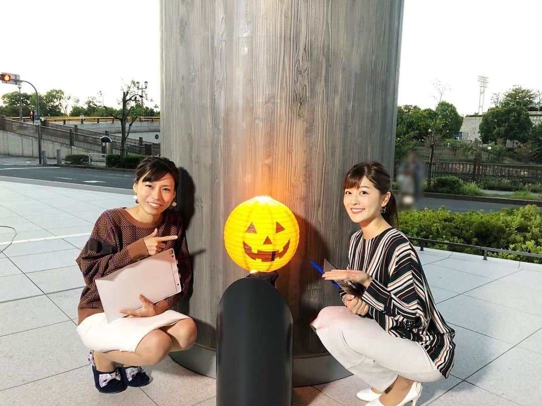 中村秀香さんのインスタグラム写真 - (中村秀香Instagram)「今朝は #すまたん お天気担当でした🙇‍♂️ ありがとうございました！！ .  ytv玄関前には、早くもハロウィン仕様のカボチャが🎃 .  番組冒頭の時間帯（5時20分頃）だと、暗闇の中でいい感じに光ります✨ .  #丸田絵里子 さん #中村秀香」10月7日 8時30分 - hideka_ytv