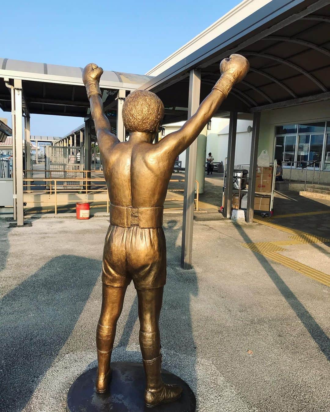 三好ジェームスのインスタグラム：「この後ろ姿は………。 石垣島の大先輩でした！  #島の英雄#具志堅用高 #朝から光り輝く #これから西表島へ #ボクシング #石垣島」