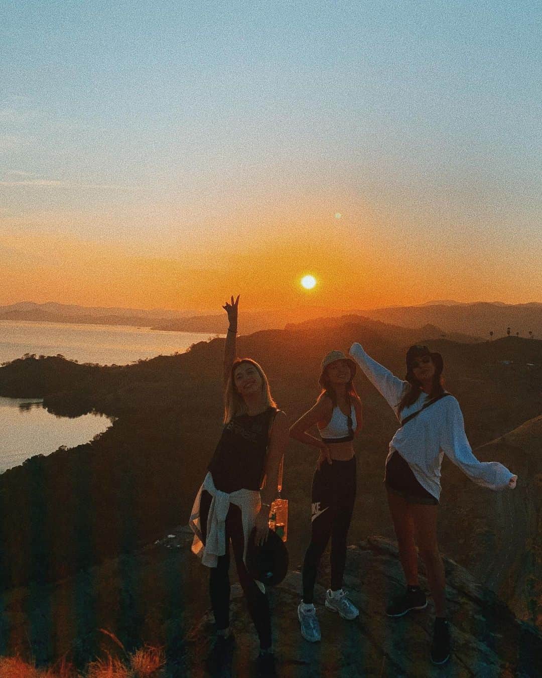 小竹麻美さんのインスタグラム写真 - (小竹麻美Instagram)「Komodo Sunrise🔥 みんなで朝日を見に来たのは初めてかも？ あやのはお寝坊さん🤭 #AYANAkomodo #komodoisland #AYANAInstaMeet #LabuanBajo #bukitcinta#sunsetview#コモド島」10月7日 8時55分 - asamikotake
