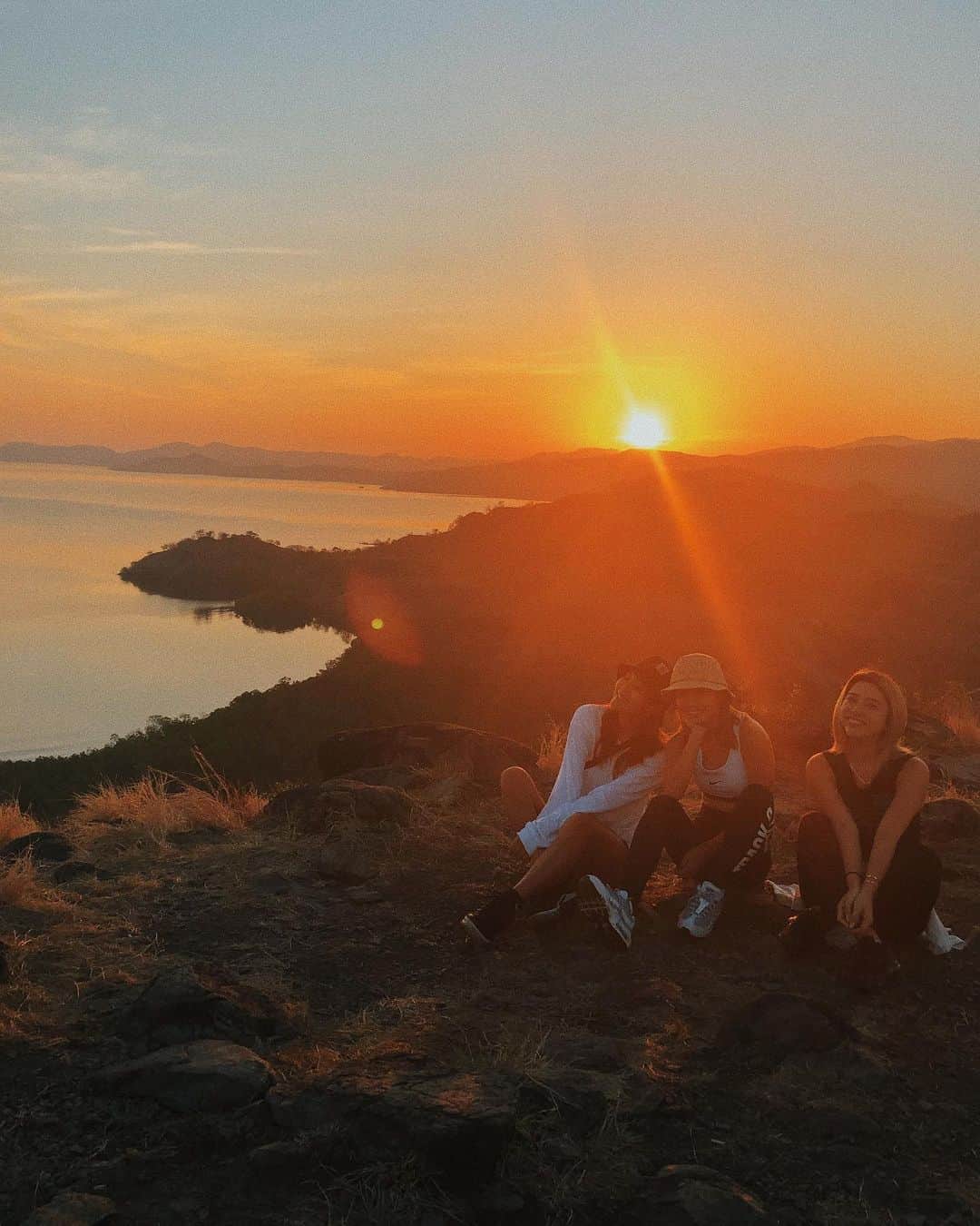 小竹麻美のインスタグラム：「Komodo Sunrise🔥 みんなで朝日を見に来たのは初めてかも？ あやのはお寝坊さん🤭 #AYANAkomodo #komodoisland #AYANAInstaMeet #LabuanBajo #bukitcinta#sunsetview#コモド島」