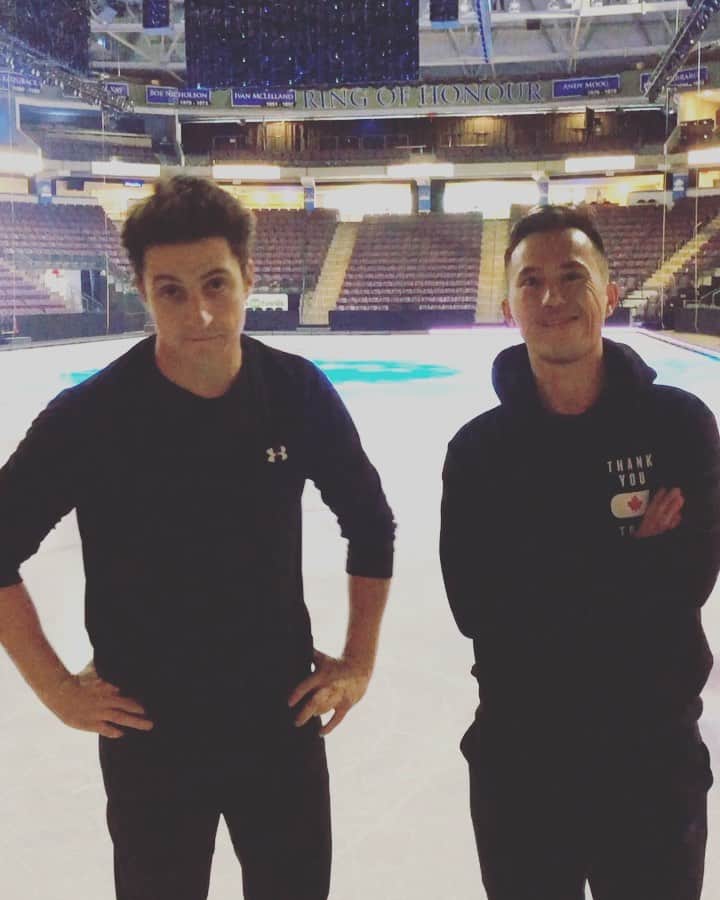 パトリック・チャンのインスタグラム：「@rocktherinktour we sometimes have to teach an old dog new tricks. Here’s a how-to clip of @scottmoir14 learning to Butterfly for our Motown routine 😎 #rocktherinktour」