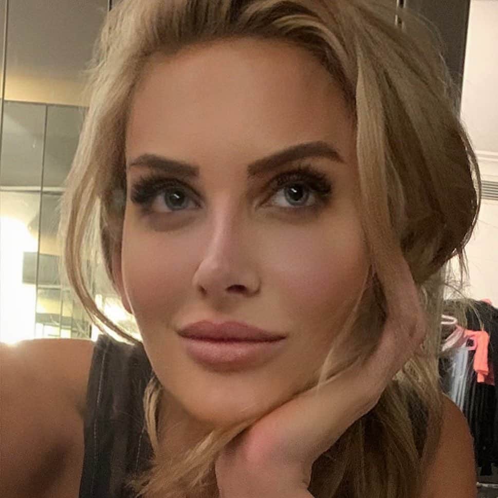 ステファニー・プラットのインスタグラム：「🍔」