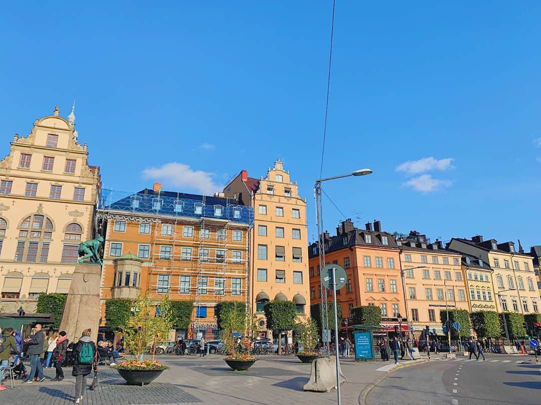 赤崎夏実さんのインスタグラム写真 - (赤崎夏実Instagram)「. 夏休み♡ スウェーデンに来ています( ¨̮ ) 初めての北欧！ 街並みはどこも綺麗で人も穏やかで優しいステキな所です♡ . 明日からのおは朝は 寛子ちゃんが担当してくれます♬ よろしくなのです♡ . 私は気ままな１人旅満喫します✈︎ . #おはよう朝日です #エレクトーン #夏休み #スウェーデン #ストックホルム #ひとり旅女子 #セルフタイマー駆使」10月7日 0時16分 - natsumi_akazaki