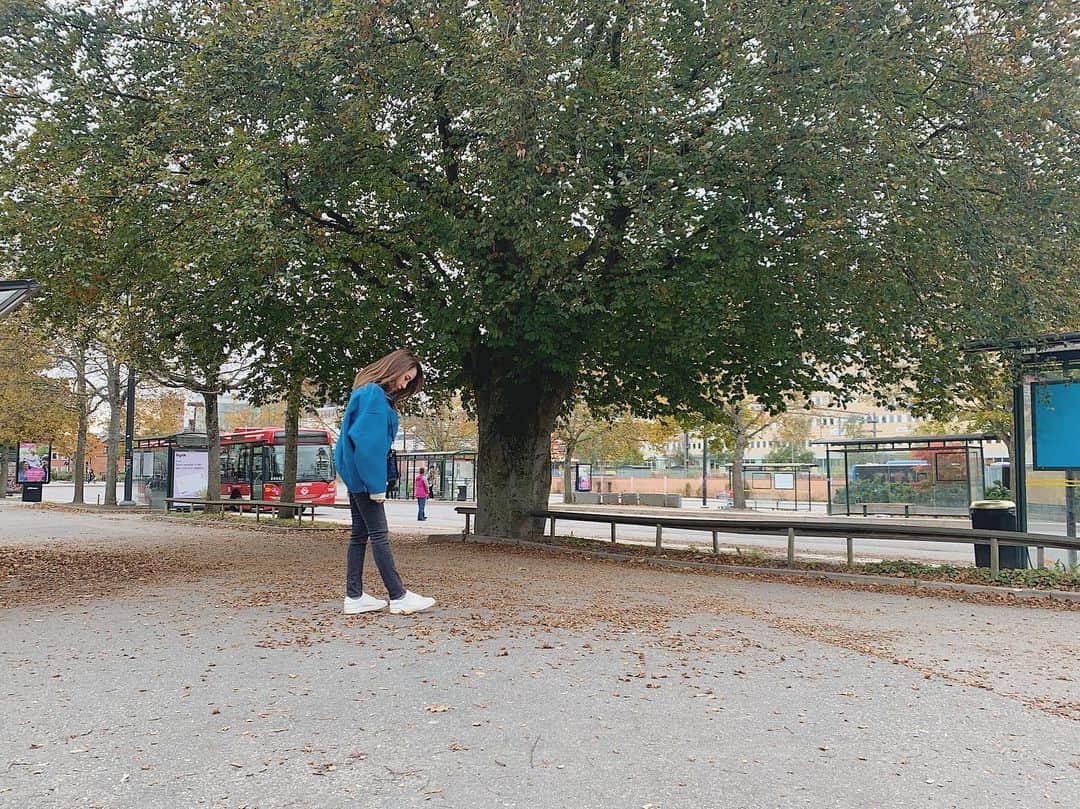 のインスタグラム：「. 夏休み♡ スウェーデンに来ています( ¨̮ ) 初めての北欧！ 街並みはどこも綺麗で人も穏やかで優しいステキな所です♡ . 明日からのおは朝は 寛子ちゃんが担当してくれます♬ よろしくなのです♡ . 私は気ままな１人旅満喫します✈︎ . #おはよう朝日です #エレクトーン #夏休み #スウェーデン #ストックホルム #ひとり旅女子 #セルフタイマー駆使」