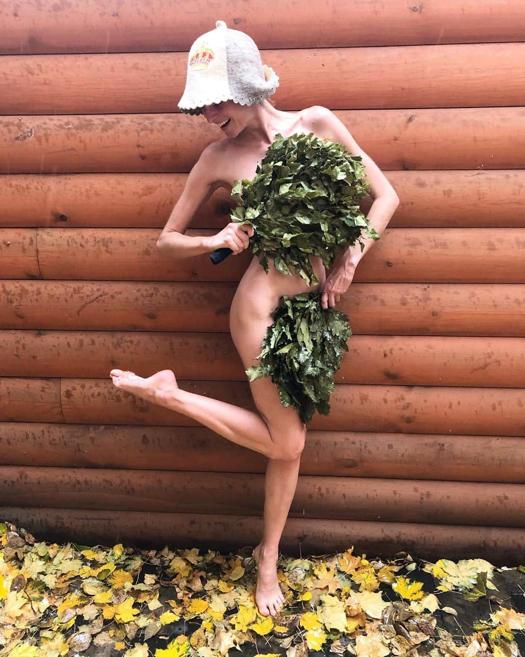 ヴァレンティナ・ゼリャヴァのインスタグラム：「First day in Moscow I spent in Russian banya 💦 for 5 hours I was massaged and scrubbed while inhaling fresh pine and birch tree aroma.  I enjoyed herbal teas and snacking on  fruits in between the trips to sauna 😊 welcome to Russia ❤️🇷🇺❤️」