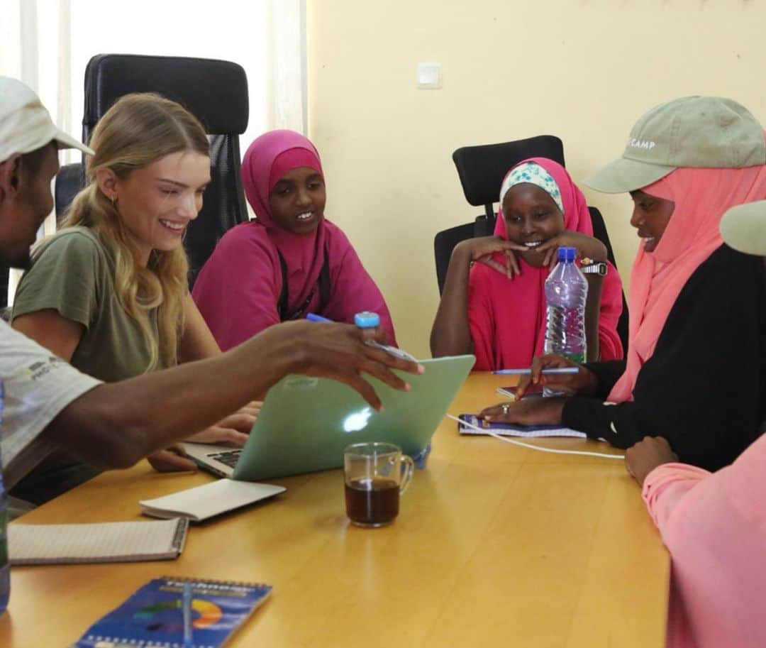 リリー・ドナルドソンさんのインスタグラム写真 - (リリー・ドナルドソンInstagram)「This September I landed back in Addis Ababa the capital of Ethiopia. After a short stay in the capital along with a brilliant team composed of my dear friend Margaret Traub of @internationalmedicalcorps, legendary photo journalist Ed Kashi, photographer Erika Larsen, Marcia Brophy mental health advisor for IMC, Will Thompson and Tony Ayiga from National Geographic we boarded a UNHCR humanitarian plane and headed to our final destination the refugee camp Melkadida on the boarder of Somalia. Here we would finally meet our new students, a group of young Somali refugees who would be joining us for our photo camp. Play and creativity is a vital part of life, preserving culture and importantly mental health for children. For displaced youth living or born in a camp like Melkadida the daily battle of living conditions and constant threat of unrest becomes a way of life and when survival is your reality this leaves little room for much else. We are all given the powerful opportunity to tell our own story in one form or another, whether its privately documenting our lives or publicly sharing our world on social media. With visitors to refugee camps frequently taking photographs in hopes of inspiring help back home, this project puts the camera on the other side and gives an important opportunity to take back ownership of how their world is viewed and a chance to capture it and share it through their own eyes.  During the photo camp the students enthusiasm and excitement to learn and play mixed with their sheer talent for photography and creativity was awe inspiring. Watching the different characters of the students unfold, grow in confidence and over come obstacles as the days went by was truly  humbling to be apart of. From the first day meeting our wonderful class to the graduation ceremony and exhibition where the students could show their friends and family what they had learnt and created was one of the most impactful times of my life. This program will continue to run, now with UNHCR seeing the impact of the program also pledging to stay involved alongside us and I hope to ask you all to get involved in the near future :) xx 🌍」10月7日 0時30分 - lilydonaldson