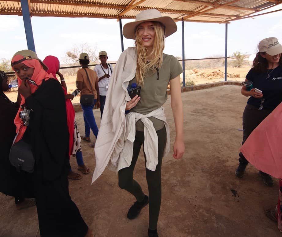 リリー・ドナルドソンのインスタグラム：「This September I landed back in Addis Ababa the capital of Ethiopia. After a short stay in the capital along with a brilliant team composed of my dear friend Margaret Traub of @internationalmedicalcorps, legendary photo journalist Ed Kashi, photographer Erika Larsen, Marcia Brophy mental health advisor for IMC, Will Thompson and Tony Ayiga from National Geographic we boarded a UNHCR humanitarian plane and headed to our final destination the refugee camp Melkadida on the boarder of Somalia. Here we would finally meet our new students, a group of young Somali refugees who would be joining us for our photo camp. Play and creativity is a vital part of life, preserving culture and importantly mental health for children. For displaced youth living or born in a camp like Melkadida the daily battle of living conditions and constant threat of unrest becomes a way of life and when survival is your reality this leaves little room for much else. We are all given the powerful opportunity to tell our own story in one form or another, whether its privately documenting our lives or publicly sharing our world on social media. With visitors to refugee camps frequently taking photographs in hopes of inspiring help back home, this project puts the camera on the other side and gives an important opportunity to take back ownership of how their world is viewed and a chance to capture it and share it through their own eyes.  During the photo camp the students enthusiasm and excitement to learn and play mixed with their sheer talent for photography and creativity was awe inspiring. Watching the different characters of the students unfold, grow in confidence and over come obstacles as the days went by was truly  humbling to be apart of. From the first day meeting our wonderful class to the graduation ceremony and exhibition where the students could show their friends and family what they had learnt and created was one of the most impactful times of my life. This program will continue to run, now with UNHCR seeing the impact of the program also pledging to stay involved alongside us and I hope to ask you all to get involved in the near future :) xx 🌍」