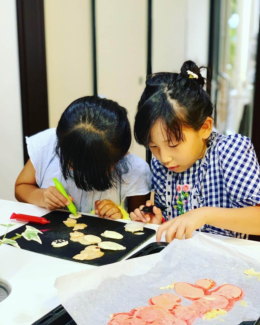 木嶋菜穂子さんのインスタグラム写真 - (木嶋菜穂子Instagram)「. . 日曜日。﻿ ﻿ 朝から数件﻿ 物販スクールコンサルしつつ﻿ ﻿ セミナー資料見直ししたり﻿ ﻿ 今月の予定を決めるべく﻿ 手帳とにらめっこしたり。﻿ ﻿ ﻿ ﻿ 夜は﻿ "年間20万マイルを貯める仕組み化"﻿ ママ旅オンラインサロン﻿ マイルセミナー﻿ ﻿ と﻿ ﻿ 物販スクール個別相談﻿ ﻿ すべて終わったのは﻿ 23時すぎ。﻿ ﻿ ﻿ ﻿ なんだけど、﻿ ﻿ 今日は、ほぼ在宅だから﻿ ﻿ ﻿ 日中は﻿ 子どもが遊ぶのをそばでみながら ﻿ (ぺっしゃんこのマカロンを﻿ お友達とつくってた🤣)﻿ ﻿ ﻿ ﻿ 秋鮭とイクラ﻿の土鍋ごはん ハリハリ牛鍋﻿ 炙りししゃも﻿ ﻿ 焼くだけ & いれるだけ の﻿ かんたん晩ごはん作ったり﻿ ﻿ ながらママ業も♡﻿ ﻿ ﻿ ﻿ そして、#メルカリ転売 も﻿ ほぼさわれてないけど﻿ しっかり仕組み化をして 毎月OLのお給料２倍以上の﻿ 安定の利益を出してます♡﻿ ﻿ ﻿ ﻿ 在宅でも﻿ いろんな収入の柱の作り方があって﻿ ﻿ 知っていたら﻿ 仕事も﻿ 子育ても﻿ ぜんぶ楽しみながら生きる方法はある。﻿ ﻿ ﻿ 今そうなりたいと思ってるのに﻿ なれないのは﻿ 叶えている人の環境にいないから﻿ ﻿ ﻿ いつでも "今" が勝負、﻿ 今、一歩でも踏み出さないと﻿ ﻿ きっと、来月も、来年も﻿ 今となにも変わらない毎日。﻿ ﻿ ﻿ 踏み出した人と﻿ 踏み出せない理由をいつも言ってる人﻿ ﻿ その一年後の差は圧倒的。﻿ ﻿ ﻿ ﻿ #ママ旅﻿ #マイブランド物販アカデミー﻿ #ママ旅オンラインサロン」10月7日 0時35分 - naco_mybrand