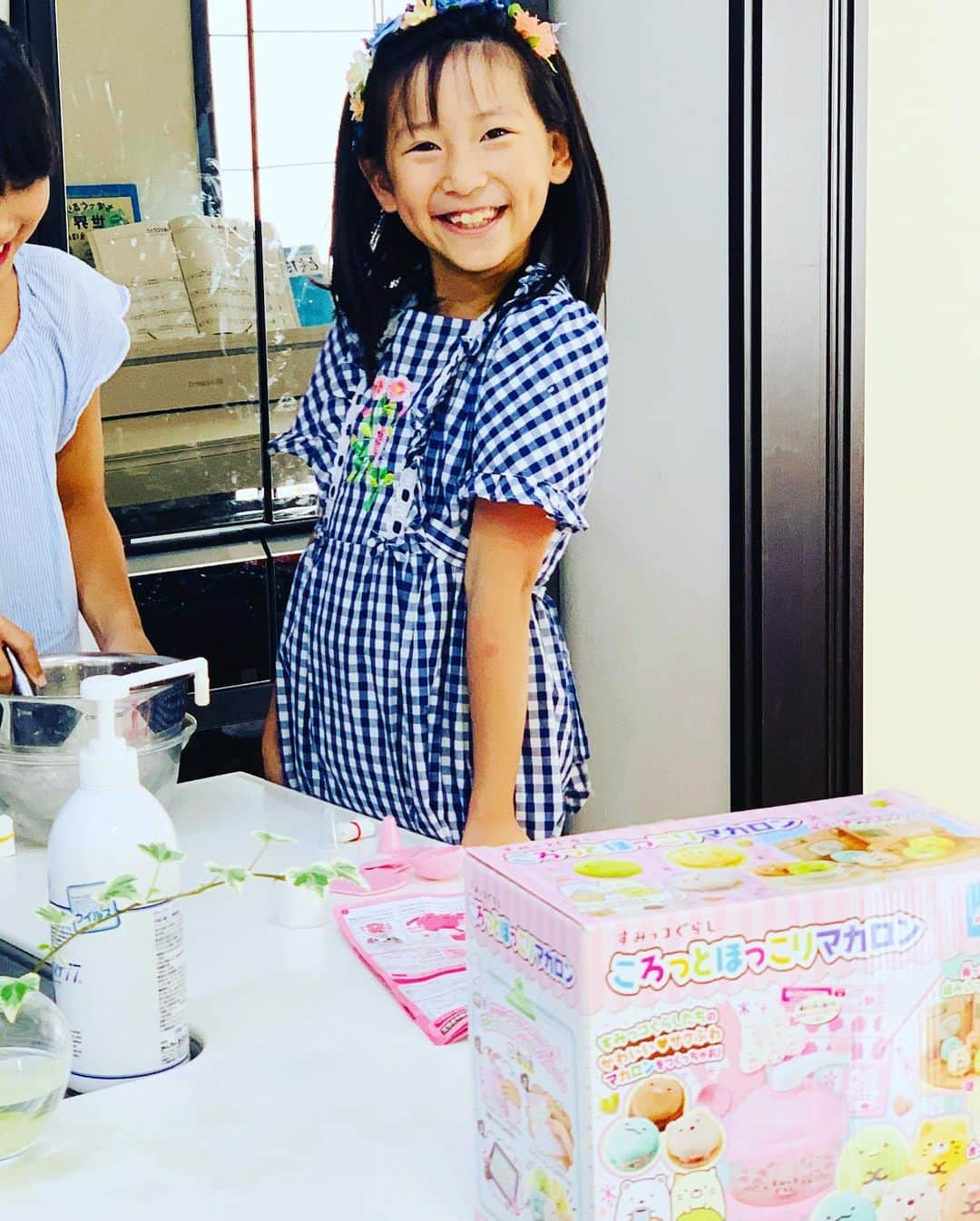 木嶋菜穂子さんのインスタグラム写真 - (木嶋菜穂子Instagram)「. . 日曜日。﻿ ﻿ 朝から数件﻿ 物販スクールコンサルしつつ﻿ ﻿ セミナー資料見直ししたり﻿ ﻿ 今月の予定を決めるべく﻿ 手帳とにらめっこしたり。﻿ ﻿ ﻿ ﻿ 夜は﻿ "年間20万マイルを貯める仕組み化"﻿ ママ旅オンラインサロン﻿ マイルセミナー﻿ ﻿ と﻿ ﻿ 物販スクール個別相談﻿ ﻿ すべて終わったのは﻿ 23時すぎ。﻿ ﻿ ﻿ ﻿ なんだけど、﻿ ﻿ 今日は、ほぼ在宅だから﻿ ﻿ ﻿ 日中は﻿ 子どもが遊ぶのをそばでみながら ﻿ (ぺっしゃんこのマカロンを﻿ お友達とつくってた🤣)﻿ ﻿ ﻿ ﻿ 秋鮭とイクラ﻿の土鍋ごはん ハリハリ牛鍋﻿ 炙りししゃも﻿ ﻿ 焼くだけ & いれるだけ の﻿ かんたん晩ごはん作ったり﻿ ﻿ ながらママ業も♡﻿ ﻿ ﻿ ﻿ そして、#メルカリ転売 も﻿ ほぼさわれてないけど﻿ しっかり仕組み化をして 毎月OLのお給料２倍以上の﻿ 安定の利益を出してます♡﻿ ﻿ ﻿ ﻿ 在宅でも﻿ いろんな収入の柱の作り方があって﻿ ﻿ 知っていたら﻿ 仕事も﻿ 子育ても﻿ ぜんぶ楽しみながら生きる方法はある。﻿ ﻿ ﻿ 今そうなりたいと思ってるのに﻿ なれないのは﻿ 叶えている人の環境にいないから﻿ ﻿ ﻿ いつでも "今" が勝負、﻿ 今、一歩でも踏み出さないと﻿ ﻿ きっと、来月も、来年も﻿ 今となにも変わらない毎日。﻿ ﻿ ﻿ 踏み出した人と﻿ 踏み出せない理由をいつも言ってる人﻿ ﻿ その一年後の差は圧倒的。﻿ ﻿ ﻿ ﻿ #ママ旅﻿ #マイブランド物販アカデミー﻿ #ママ旅オンラインサロン」10月7日 0時35分 - naco_mybrand