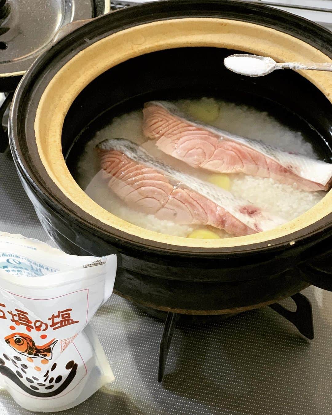 木嶋菜穂子さんのインスタグラム写真 - (木嶋菜穂子Instagram)「. . 日曜日。﻿ ﻿ 朝から数件﻿ 物販スクールコンサルしつつ﻿ ﻿ セミナー資料見直ししたり﻿ ﻿ 今月の予定を決めるべく﻿ 手帳とにらめっこしたり。﻿ ﻿ ﻿ ﻿ 夜は﻿ "年間20万マイルを貯める仕組み化"﻿ ママ旅オンラインサロン﻿ マイルセミナー﻿ ﻿ と﻿ ﻿ 物販スクール個別相談﻿ ﻿ すべて終わったのは﻿ 23時すぎ。﻿ ﻿ ﻿ ﻿ なんだけど、﻿ ﻿ 今日は、ほぼ在宅だから﻿ ﻿ ﻿ 日中は﻿ 子どもが遊ぶのをそばでみながら ﻿ (ぺっしゃんこのマカロンを﻿ お友達とつくってた🤣)﻿ ﻿ ﻿ ﻿ 秋鮭とイクラ﻿の土鍋ごはん ハリハリ牛鍋﻿ 炙りししゃも﻿ ﻿ 焼くだけ & いれるだけ の﻿ かんたん晩ごはん作ったり﻿ ﻿ ながらママ業も♡﻿ ﻿ ﻿ ﻿ そして、#メルカリ転売 も﻿ ほぼさわれてないけど﻿ しっかり仕組み化をして 毎月OLのお給料２倍以上の﻿ 安定の利益を出してます♡﻿ ﻿ ﻿ ﻿ 在宅でも﻿ いろんな収入の柱の作り方があって﻿ ﻿ 知っていたら﻿ 仕事も﻿ 子育ても﻿ ぜんぶ楽しみながら生きる方法はある。﻿ ﻿ ﻿ 今そうなりたいと思ってるのに﻿ なれないのは﻿ 叶えている人の環境にいないから﻿ ﻿ ﻿ いつでも "今" が勝負、﻿ 今、一歩でも踏み出さないと﻿ ﻿ きっと、来月も、来年も﻿ 今となにも変わらない毎日。﻿ ﻿ ﻿ 踏み出した人と﻿ 踏み出せない理由をいつも言ってる人﻿ ﻿ その一年後の差は圧倒的。﻿ ﻿ ﻿ ﻿ #ママ旅﻿ #マイブランド物販アカデミー﻿ #ママ旅オンラインサロン」10月7日 0時35分 - naco_mybrand