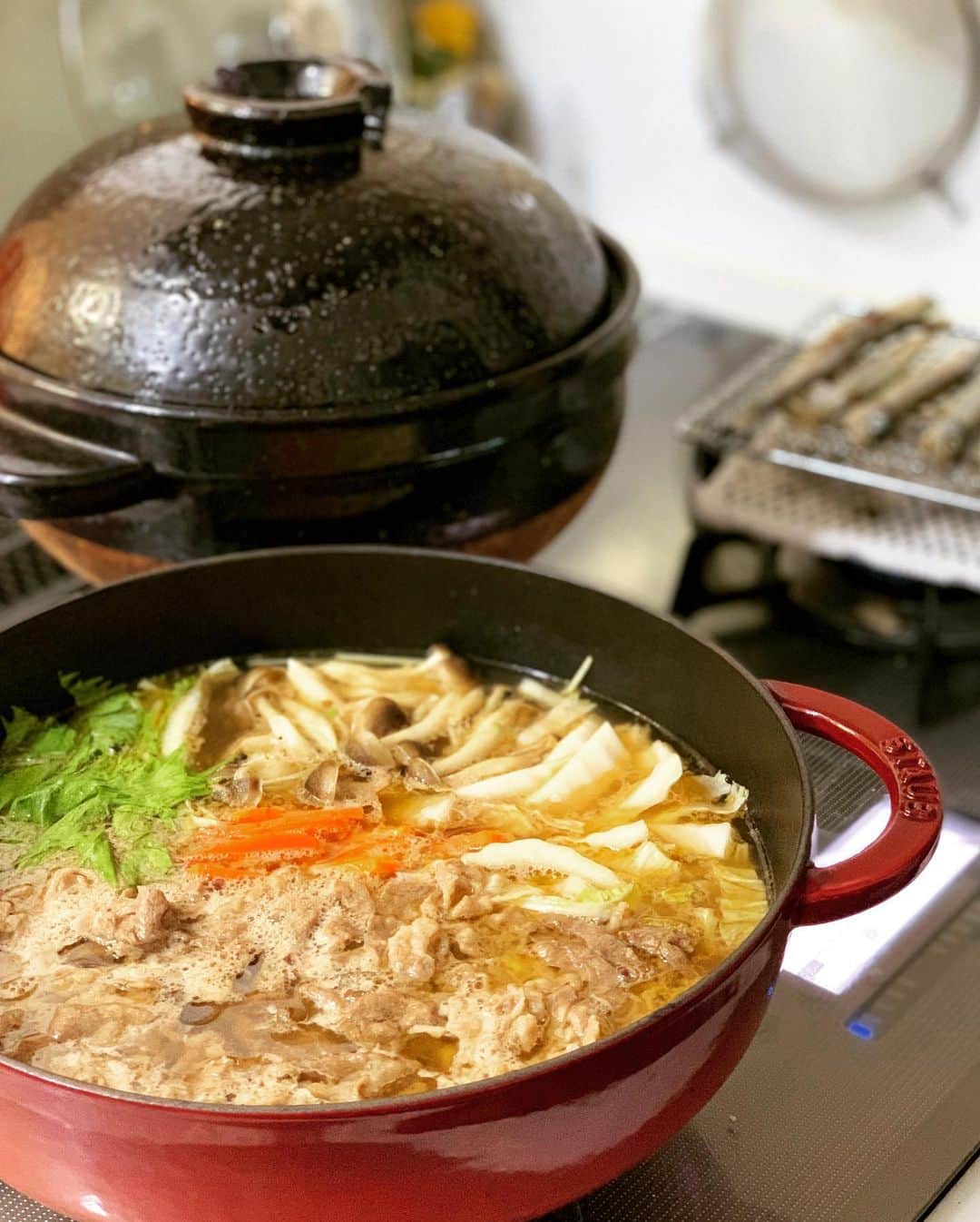 木嶋菜穂子さんのインスタグラム写真 - (木嶋菜穂子Instagram)「. . 日曜日。﻿ ﻿ 朝から数件﻿ 物販スクールコンサルしつつ﻿ ﻿ セミナー資料見直ししたり﻿ ﻿ 今月の予定を決めるべく﻿ 手帳とにらめっこしたり。﻿ ﻿ ﻿ ﻿ 夜は﻿ "年間20万マイルを貯める仕組み化"﻿ ママ旅オンラインサロン﻿ マイルセミナー﻿ ﻿ と﻿ ﻿ 物販スクール個別相談﻿ ﻿ すべて終わったのは﻿ 23時すぎ。﻿ ﻿ ﻿ ﻿ なんだけど、﻿ ﻿ 今日は、ほぼ在宅だから﻿ ﻿ ﻿ 日中は﻿ 子どもが遊ぶのをそばでみながら ﻿ (ぺっしゃんこのマカロンを﻿ お友達とつくってた🤣)﻿ ﻿ ﻿ ﻿ 秋鮭とイクラ﻿の土鍋ごはん ハリハリ牛鍋﻿ 炙りししゃも﻿ ﻿ 焼くだけ & いれるだけ の﻿ かんたん晩ごはん作ったり﻿ ﻿ ながらママ業も♡﻿ ﻿ ﻿ ﻿ そして、#メルカリ転売 も﻿ ほぼさわれてないけど﻿ しっかり仕組み化をして 毎月OLのお給料２倍以上の﻿ 安定の利益を出してます♡﻿ ﻿ ﻿ ﻿ 在宅でも﻿ いろんな収入の柱の作り方があって﻿ ﻿ 知っていたら﻿ 仕事も﻿ 子育ても﻿ ぜんぶ楽しみながら生きる方法はある。﻿ ﻿ ﻿ 今そうなりたいと思ってるのに﻿ なれないのは﻿ 叶えている人の環境にいないから﻿ ﻿ ﻿ いつでも "今" が勝負、﻿ 今、一歩でも踏み出さないと﻿ ﻿ きっと、来月も、来年も﻿ 今となにも変わらない毎日。﻿ ﻿ ﻿ 踏み出した人と﻿ 踏み出せない理由をいつも言ってる人﻿ ﻿ その一年後の差は圧倒的。﻿ ﻿ ﻿ ﻿ #ママ旅﻿ #マイブランド物販アカデミー﻿ #ママ旅オンラインサロン」10月7日 0時35分 - naco_mybrand