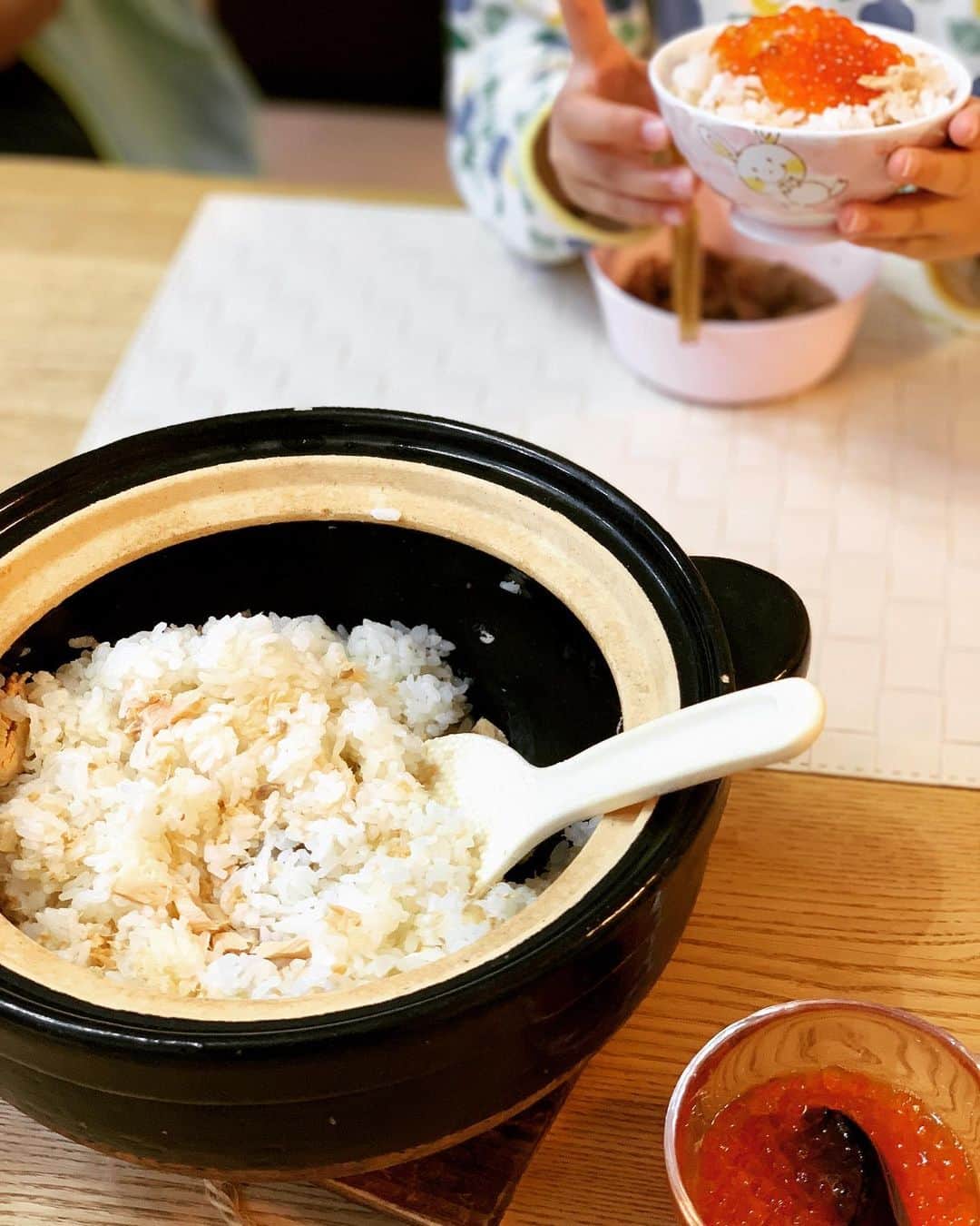 木嶋菜穂子さんのインスタグラム写真 - (木嶋菜穂子Instagram)「. . 日曜日。﻿ ﻿ 朝から数件﻿ 物販スクールコンサルしつつ﻿ ﻿ セミナー資料見直ししたり﻿ ﻿ 今月の予定を決めるべく﻿ 手帳とにらめっこしたり。﻿ ﻿ ﻿ ﻿ 夜は﻿ "年間20万マイルを貯める仕組み化"﻿ ママ旅オンラインサロン﻿ マイルセミナー﻿ ﻿ と﻿ ﻿ 物販スクール個別相談﻿ ﻿ すべて終わったのは﻿ 23時すぎ。﻿ ﻿ ﻿ ﻿ なんだけど、﻿ ﻿ 今日は、ほぼ在宅だから﻿ ﻿ ﻿ 日中は﻿ 子どもが遊ぶのをそばでみながら ﻿ (ぺっしゃんこのマカロンを﻿ お友達とつくってた🤣)﻿ ﻿ ﻿ ﻿ 秋鮭とイクラ﻿の土鍋ごはん ハリハリ牛鍋﻿ 炙りししゃも﻿ ﻿ 焼くだけ & いれるだけ の﻿ かんたん晩ごはん作ったり﻿ ﻿ ながらママ業も♡﻿ ﻿ ﻿ ﻿ そして、#メルカリ転売 も﻿ ほぼさわれてないけど﻿ しっかり仕組み化をして 毎月OLのお給料２倍以上の﻿ 安定の利益を出してます♡﻿ ﻿ ﻿ ﻿ 在宅でも﻿ いろんな収入の柱の作り方があって﻿ ﻿ 知っていたら﻿ 仕事も﻿ 子育ても﻿ ぜんぶ楽しみながら生きる方法はある。﻿ ﻿ ﻿ 今そうなりたいと思ってるのに﻿ なれないのは﻿ 叶えている人の環境にいないから﻿ ﻿ ﻿ いつでも "今" が勝負、﻿ 今、一歩でも踏み出さないと﻿ ﻿ きっと、来月も、来年も﻿ 今となにも変わらない毎日。﻿ ﻿ ﻿ 踏み出した人と﻿ 踏み出せない理由をいつも言ってる人﻿ ﻿ その一年後の差は圧倒的。﻿ ﻿ ﻿ ﻿ #ママ旅﻿ #マイブランド物販アカデミー﻿ #ママ旅オンラインサロン」10月7日 0時35分 - naco_mybrand