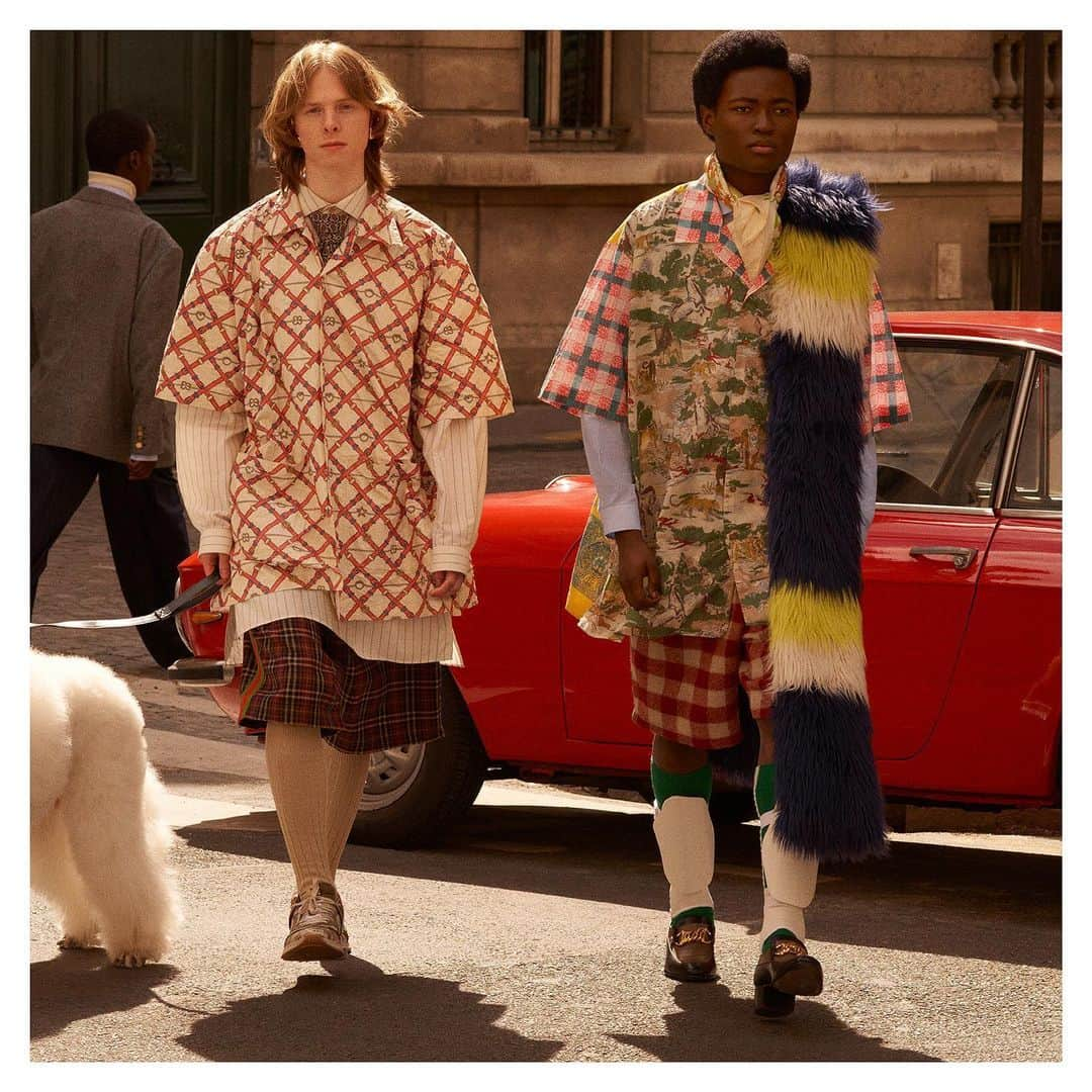 グッチさんのインスタグラム写真 - (グッチInstagram)「Soft, printed layers, fake fur stoles and coats featuring shiny buttons decorated with House symbols: men’s looks from #GucciFW19 by @alessandro_michele. Discover more through link in bio. #AlessandroMichele」10月7日 0時36分 - gucci