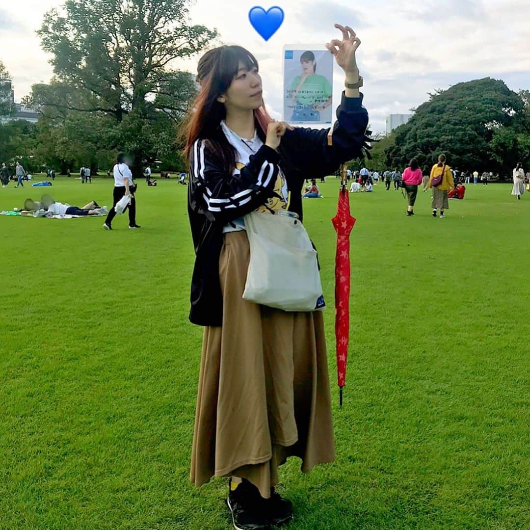 ぱいぱいでか美のインスタグラム：「GTFグリーンチャレンジデーで新宿御苑に行きました❤︎ ꙳ #GTFグリーンチャレンジデー #新宿御苑 #BEYOOOOOND @beyooooonds_official ꙳ 大好きなハロプロからBEYOOOOONDSさんも出演されるということで 新宿御苑で行われていたGTFグリーンチャレンジデー行ってきました！ 日替わり写真の小関舞ちゃん @countrygirls_official をゲット。 その後小林萌花ちゃん @beyooooonds_official からピアスを購入させて頂き 私ピアスの穴は数年前に閉じてしまったので これを機に開け直すことを決意いたしました。 楽しかったーーーー！ 御苑に来たのも数年ぶりだったけど 都会の中にこれだけ緑が広がってるのはやはり不思議な感じもしつつ たまにはこういった場所でのんびりと 牧歌的な気持ちになるのも良いですねー☻ 今日は雨も止んだし、過ごしやすい気温でよかったです。 芝生の上で聴くなっきぃとBEYOOOOONDSの歌声最高でした❤︎❤︎❤︎ . 今は友達の家でひたすらシュウマイなど食べています。」