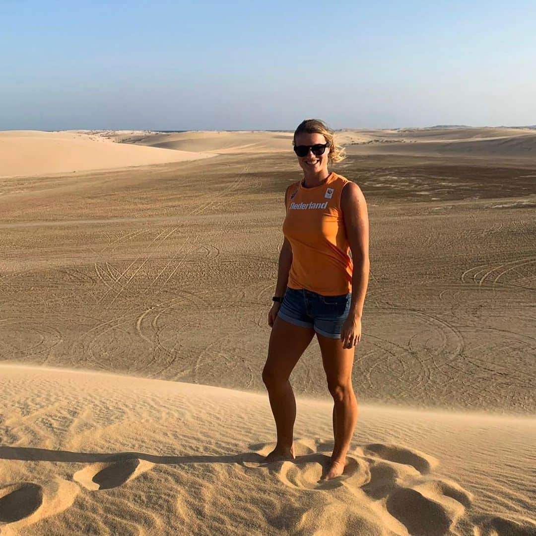 ダフネ・シパーズさんのインスタグラム写真 - (ダフネ・シパーズInstagram)「Dune bashing was sooo cool! 😊 Crazy experience and a beautiful sunset on my last day in Doha 🕌🔆🐫」10月7日 0時41分 - dafne_schippers