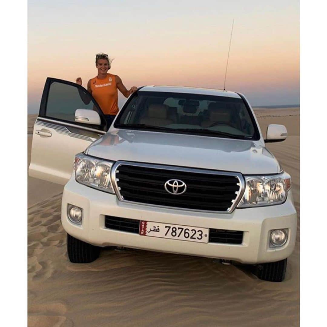 ダフネ・シパーズさんのインスタグラム写真 - (ダフネ・シパーズInstagram)「Dune bashing was sooo cool! 😊 Crazy experience and a beautiful sunset on my last day in Doha 🕌🔆🐫」10月7日 0時41分 - dafne_schippers