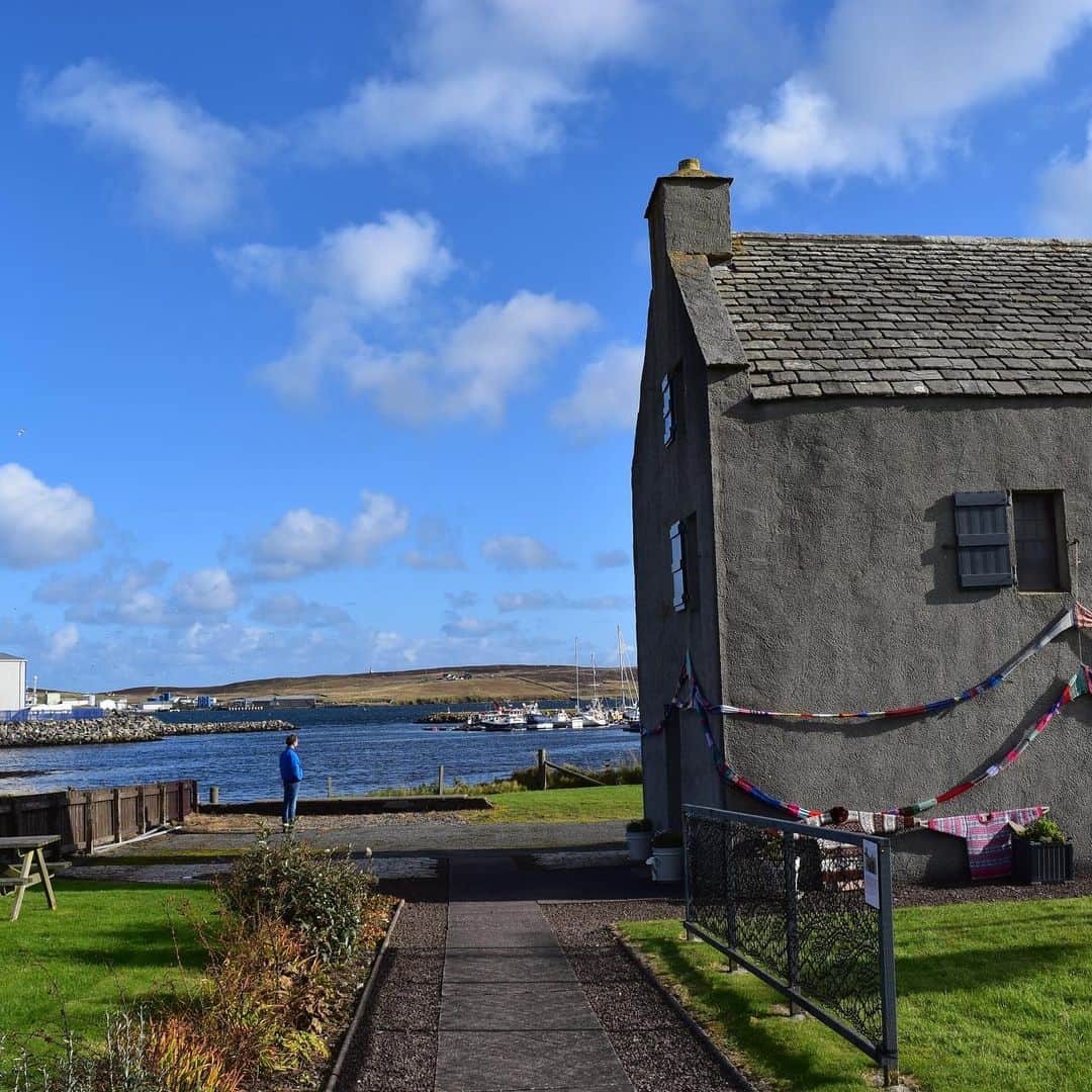 のインスタグラム：「Amazing Shetland Textile Museum✨ Thank you 💙 * ここにくると色んな気持ちが湧き上がってくるステキなところ。 今回も情熱が…  #shetlandwoolweek2019  #shetlandwoolweek」