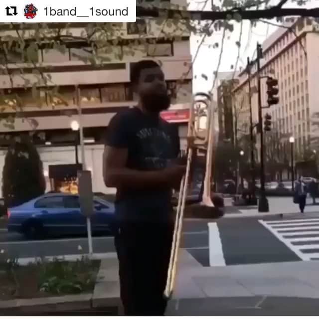 のインスタグラム：「一発目の音からしてボーカル聴いてるくらいの歌いっぷり、、 そしてまじなんなんだトロンボーンショーティーといいこのダイナミックさ。 スライドのニュアンス加減も最高にブラック。 #Repost @1band__1sound with @get_repost ・・・ 🙌🏾😩 @steelosoul #trombone #1band1sound #marchingband #hbcubands #bandheadsonly #swac  #marchingbandentertainment #hbcu #bandhead #meac #ilovemyhbcu #crankup #showstyle #explorepage」
