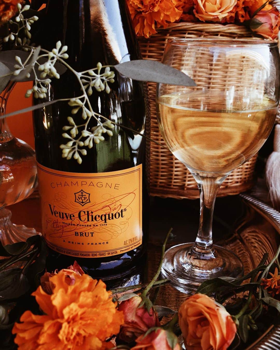 ジュリー・サリニャーナさんのインスタグラム写真 - (ジュリー・サリニャーナInstagram)「We drink @veuveclicquot when we’re thirsty! 🍾💛 #VCPC10 #veuveclicquot  #VCPoloClassic #champagne」10月7日 1時53分 - sincerelyjules
