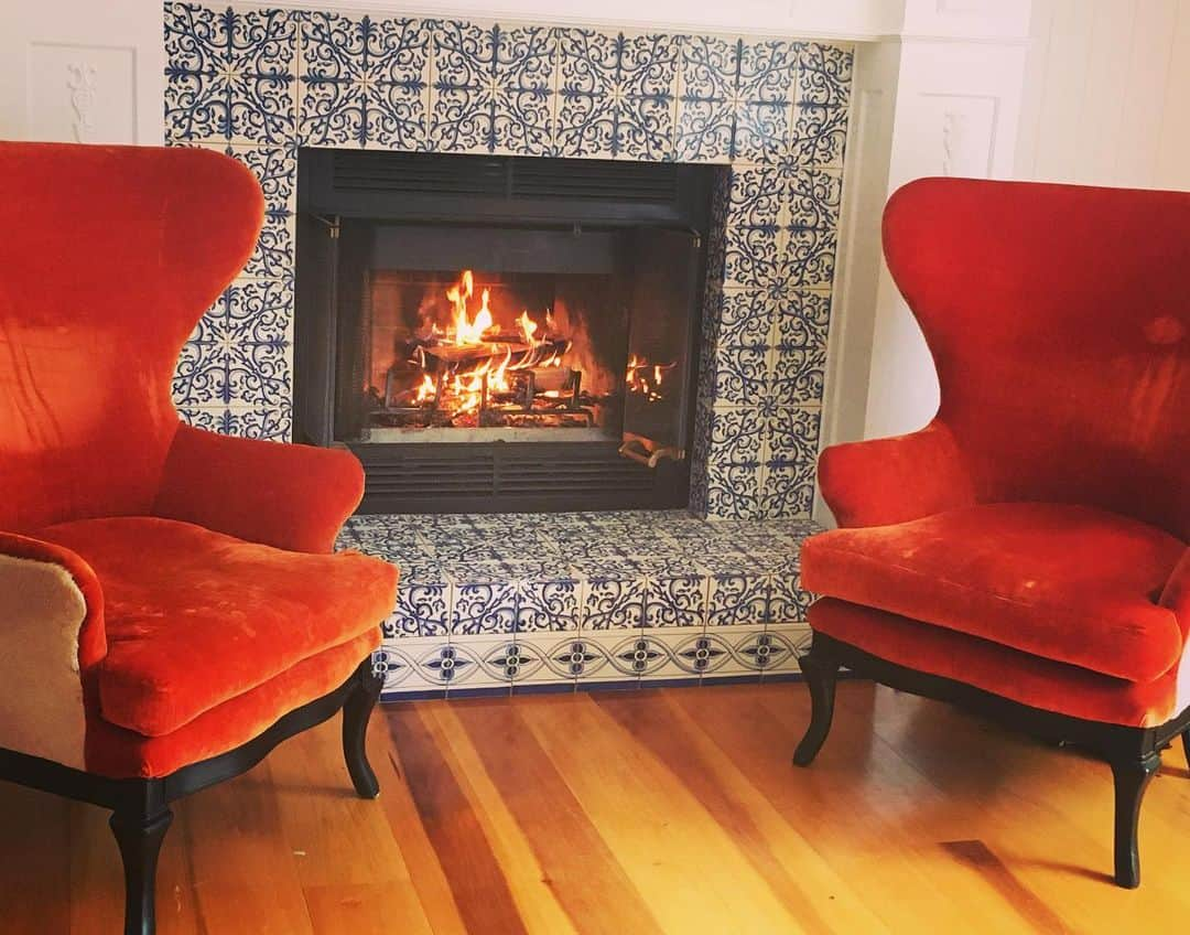 ナディア・ダジャニさんのインスタグラム写真 - (ナディア・ダジャニInstagram)「1st fire of the season. Chairs courtesy of kitten, @katewalsh ❤️❤️❤️」10月7日 1時49分 - caughtoffbase