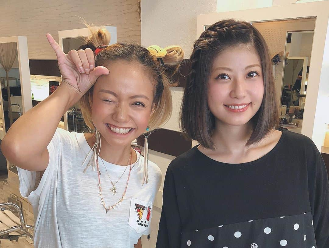 天野麻菜さんのインスタグラム写真 - (天野麻菜Instagram)「最適な長さが見つからない✂️ ウインク下手だったのにウインクばっかりしてる。前回結構切っちゃったから後ろしか切ってない。しかもこれ9月末だからすでに時間経ってる。これくらいのアッシュ系のブラウンが一番落ち着く🍎 #ヘアカラー #ヘアアレンジ #美容院 #セミロング #ショート #どっちか分からない #Tommy #いつもありがとう」10月7日 2時02分 - akaringo_mana