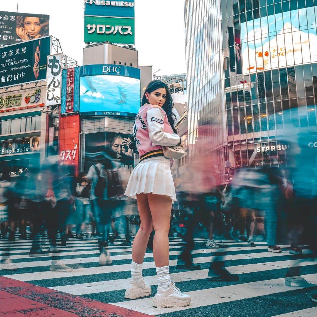 Azzyのインスタグラム：「🚦Shibuya Crossing is the busiest intersection in the world! Upwards of 3000 people will cross at one time 😱 (yes a lot of people were looking at me funny while I was taking this picture 🤣)」