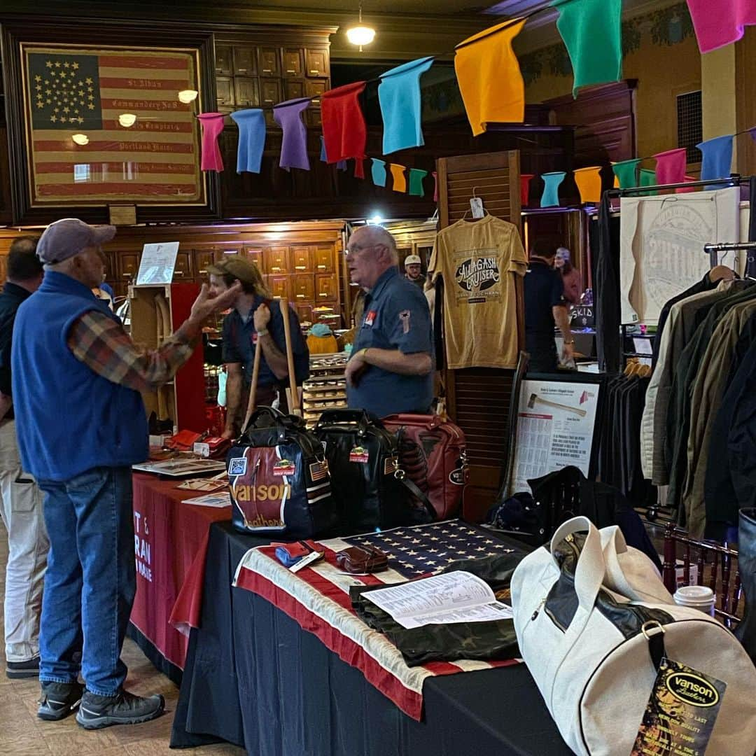 バンソンさんのインスタグラム写真 - (バンソンInstagram)「At the @polarfleece1981 #makersmixer in #portlandmaine Come by and support Brands making their products in New England #madeinnewengland #shoplocal #mainemade  #supportthemakers」10月7日 2時05分 - vansonleathers