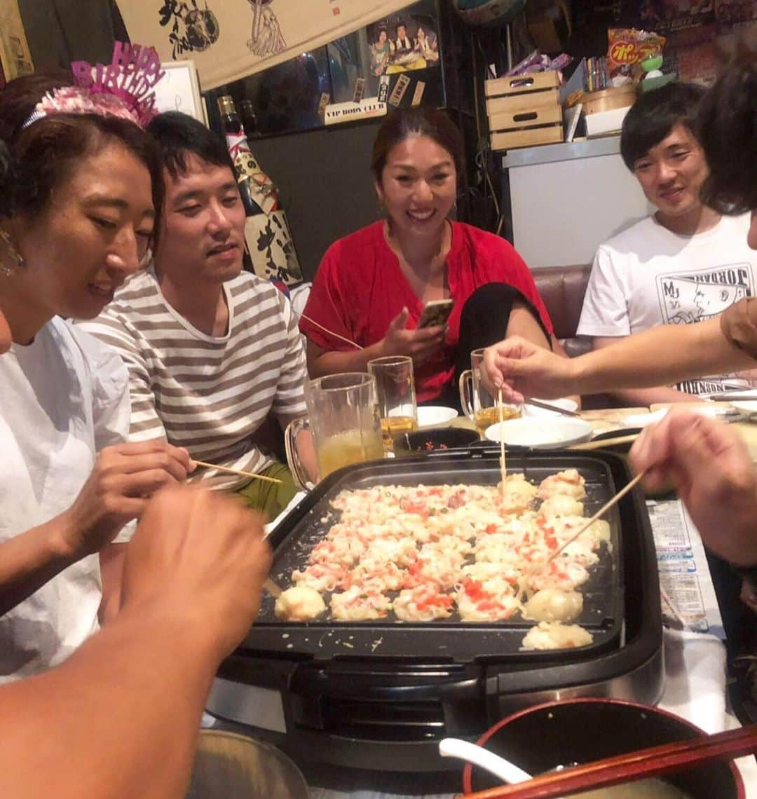 宮川紗麻亜さんのインスタグラム写真 - (宮川紗麻亜Instagram)「🌻 2次会はたこ焼きパーティー🐙 なぜかタケシとタコ踊りならぬ、たこ焼き踊り！笑 #プリエ #誕生日会 #happybirthday #たこ焼きパーティー #たこ焼き先輩 の頭がいっぱい #🐙」10月7日 2時12分 - sunflower__summer